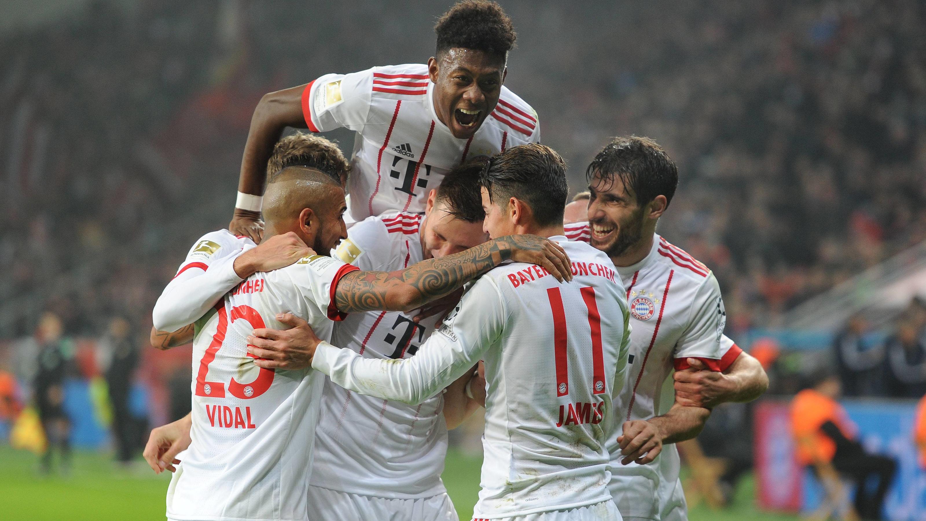 Sieg in Leverkusen - Rückrundenstart nach Maß für den FC Bayern Bayer 04 Leverkusen - FC Bayern München 12.01.2018. Jubel Bayern München nach dem 1:0. V.l: Vidal, Müller (verd.) Süle, Alaba (oben), James und Torschütze Martinez. *** Bayer 04 Leverkusen FC Bayern Munich 12 01 2018 cheers Bayern Munich after a 1 0