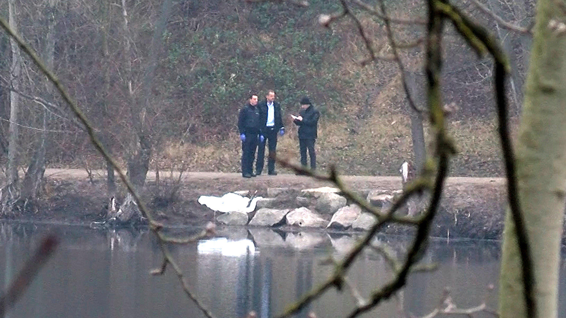 Mannheim: Spaziergänger entdeckt Babyleiche im See Polizisten stehen am 12.01.2018 bei Mannheim (Baden-Württemberg) am Pfingstbergweiher in einem Waldgebiet an der Fundstelle einer Leiche eines Neugeborenen. (zu dpa: «Babyleiche in Weiher entdeckt» vom 12.01.2018) Foto: Rene Priebe/dpa +++(c) dpa - B