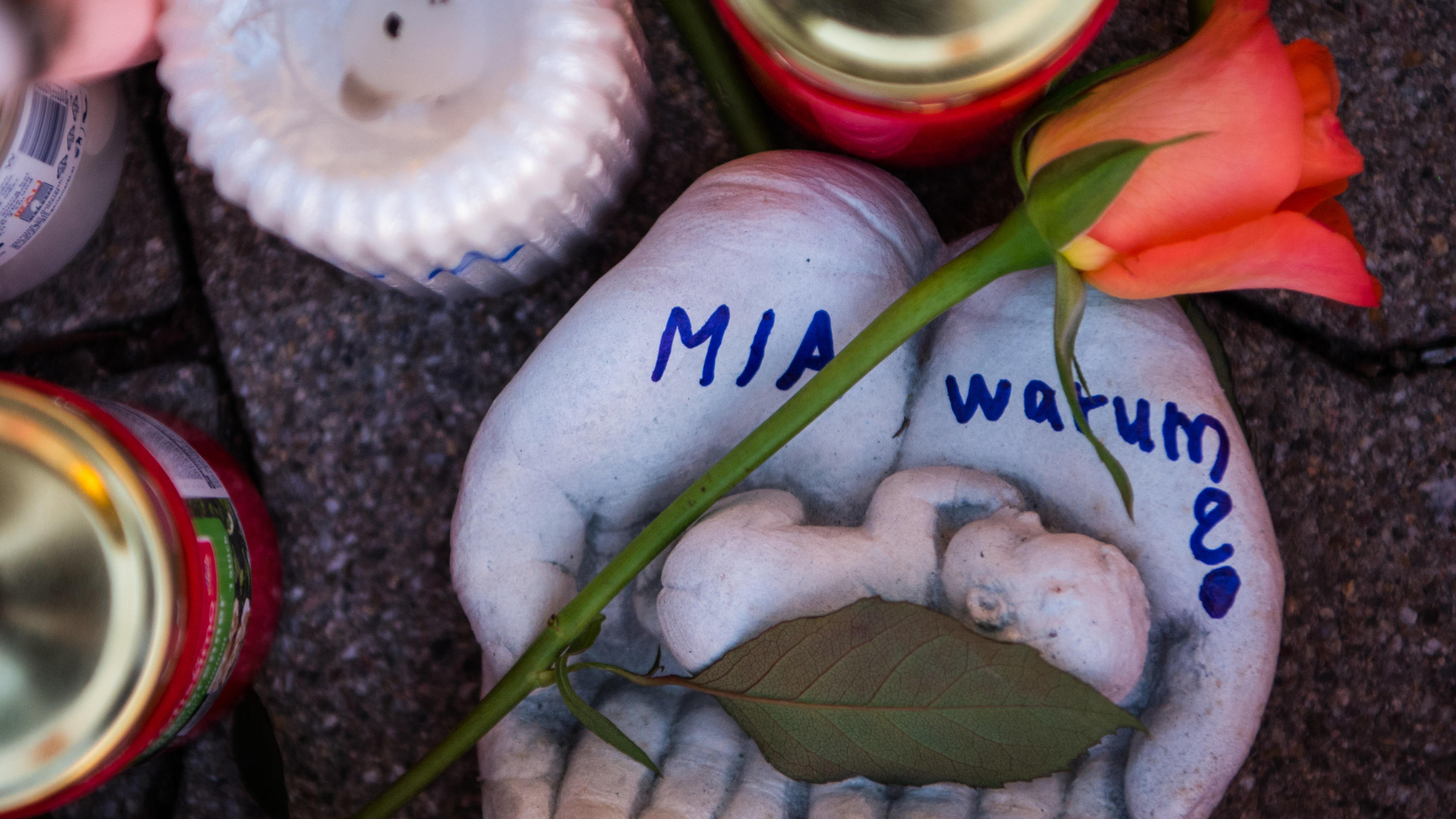 15-jährige Mia in Kandel erstochen - Staatsanwaltschaft geht jetzt von Mord aus Zwei Handflächen mit der Aufschrift "Mia warum?" und eine Rose liegen am 28.12.2017 vor dem Drogeriemarkt in Kandel (Rheinland-Pfalz). Nach Aussage der Staatsanwaltschaft Landau und des Polizeipräsidiums Rheinpfalz hat ein 15 Jahre alter Afghane in K