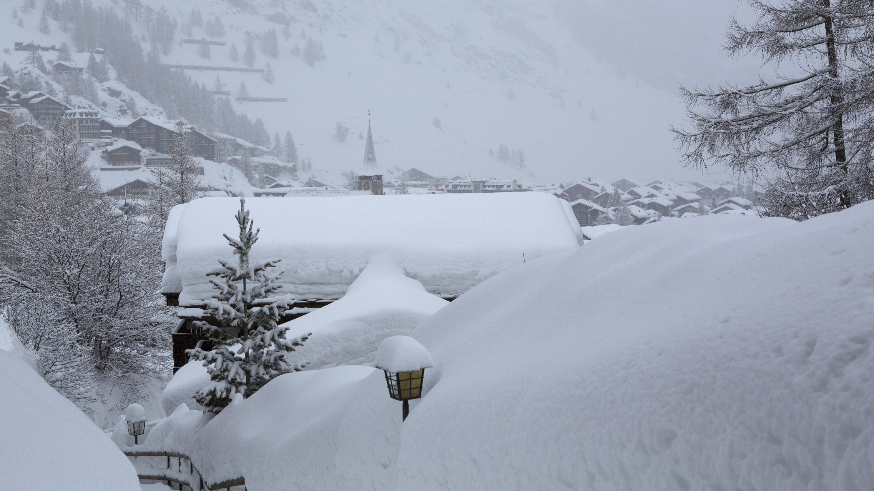 Zermatt: Nach vier Tagen wieder erreichbar Blick am 21.01.2018 auf das verschneite Zermatt (Schweiz). Der Wintersportort Zermatt in der Schweiz ist nach ergiebigen Schneefällen erneut nur noch aus der Luft erreichbar. (zu dpa «Nach Schneefällen ist Zermatt nur per Helikopter erreichbar» vom 2