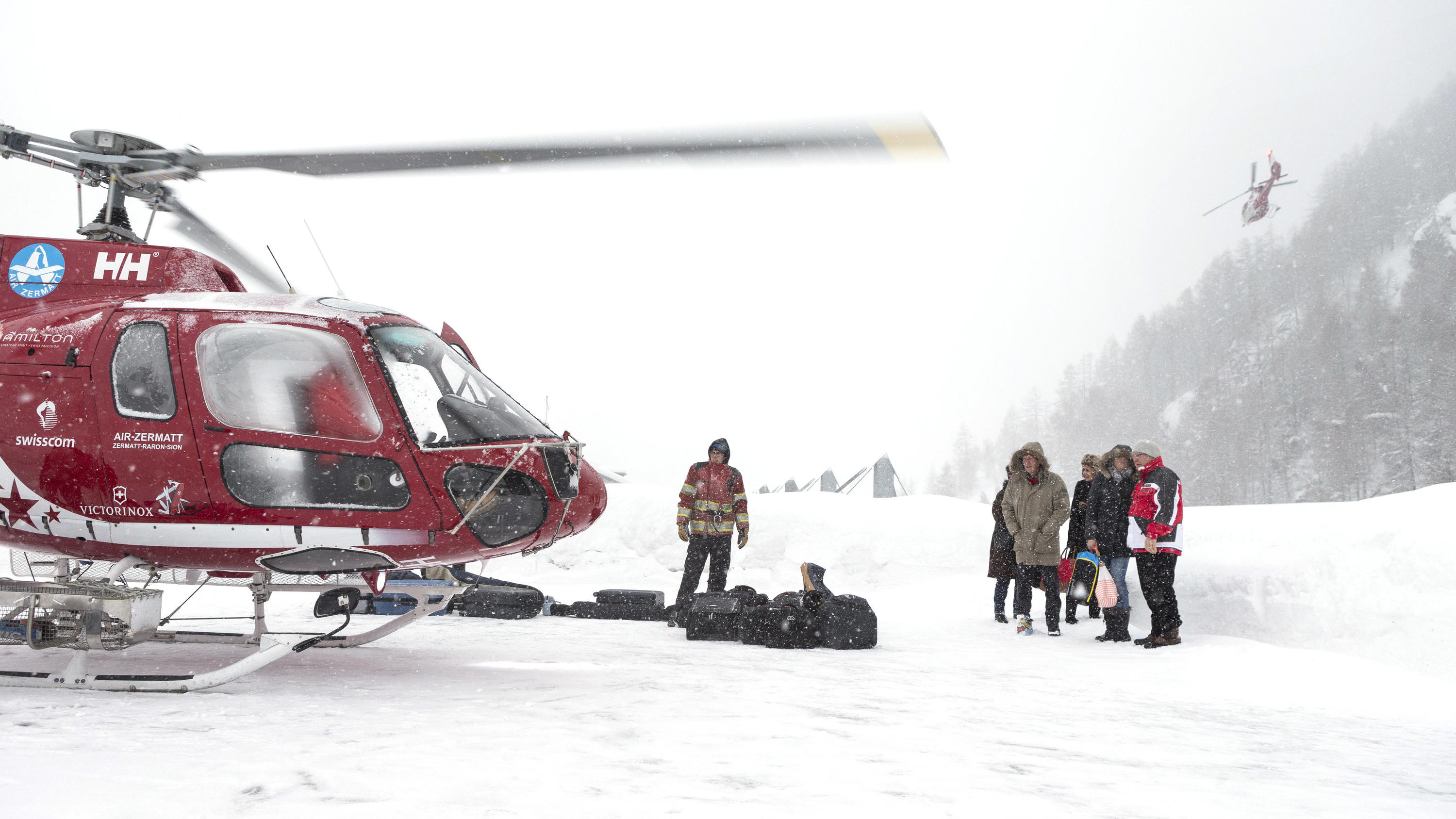 Zermatt: Nach vier Tagen wieder erreichbar Touristen stehen mit ihrem Gepäck am 21.01.2018 auf dem Dach des Matterhorn Terminals in Täsch (Schweiz) um per Hubschrauber zum Wintersportort Zermatt zu fliegen. Zermatt in der Schweiz ist nach ergiebigen Schneefällen erneut weitgehend von der Auße