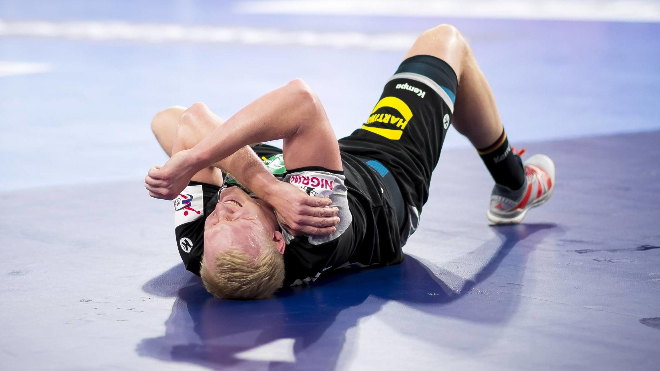 EM-Aus droht: Deutschland verliert Krimi gegen Dänemark Handball, EM, Deutschland - Dänemark Patrick Wiencek (Nr. 7, Deutschland) liegt nach einem Wurf mit Schmerzen auf dem Feld. Deutschland - Daenemark, Hauptrunde, Handball, EHF Euro 2018, 21.01.18 Varazdin Varazdin Croatia Arena Varazdin *** Patrick Wi