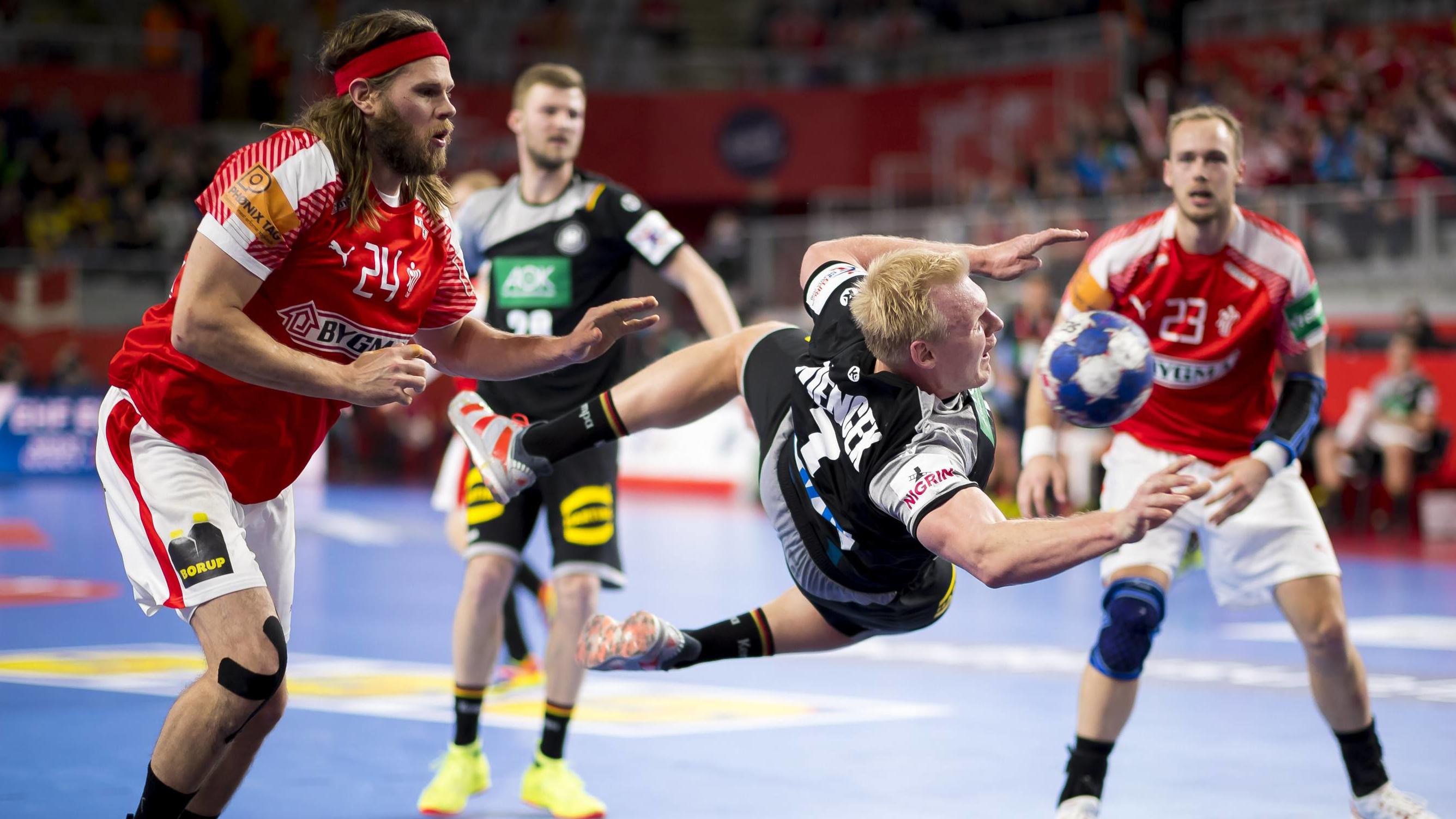 EM-Aus droht: Deutschland verliert Krimi gegen Dänemark Handball, EM, Deutschland - Dänemark Patrick Wiencek (Nr. 7, Deutschland) gegen Mikkel Hansen (Nr. 24, Daenemark) und Henrik Toft Hansen (Nr. 23, Daenemark). Deutschland - Daenemark, Hauptrunde, Handball, EHF Euro 2018, 21.01.18 Varazdin Varazdin Cro