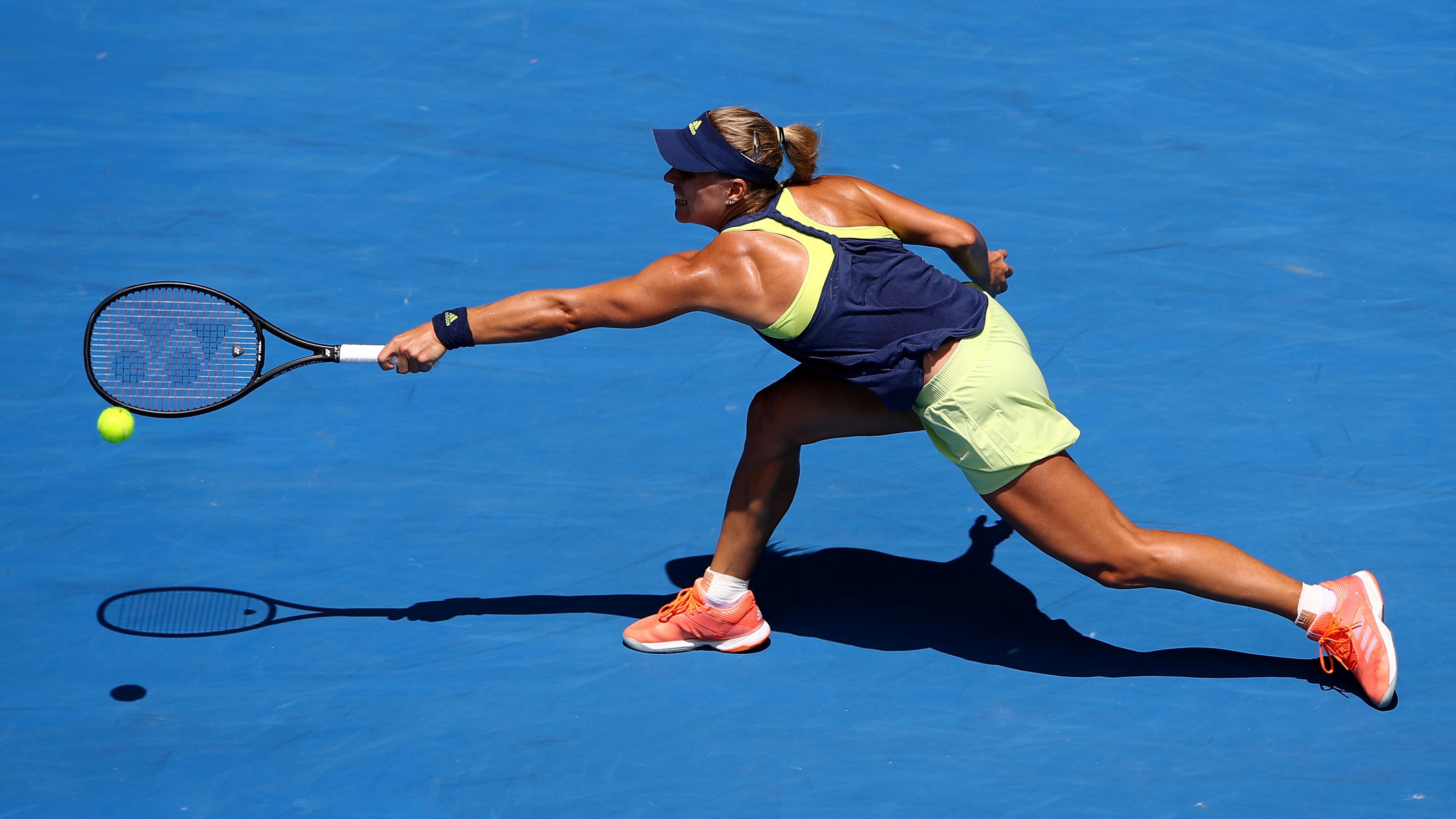 Australian Open: Angelique Kerber kämpft sich ins Viertelfinale MELBOURNE, AUSTRALIA - JANUARY 22: Angelique Kerber of Germany plays a forehand in her fourth round match against Su-Wei Hsieh of Taipei on day eight of the 2018 Australian Open at Melbourne Park on January 22, 2018 in Melbourne, Australia. (Photo
