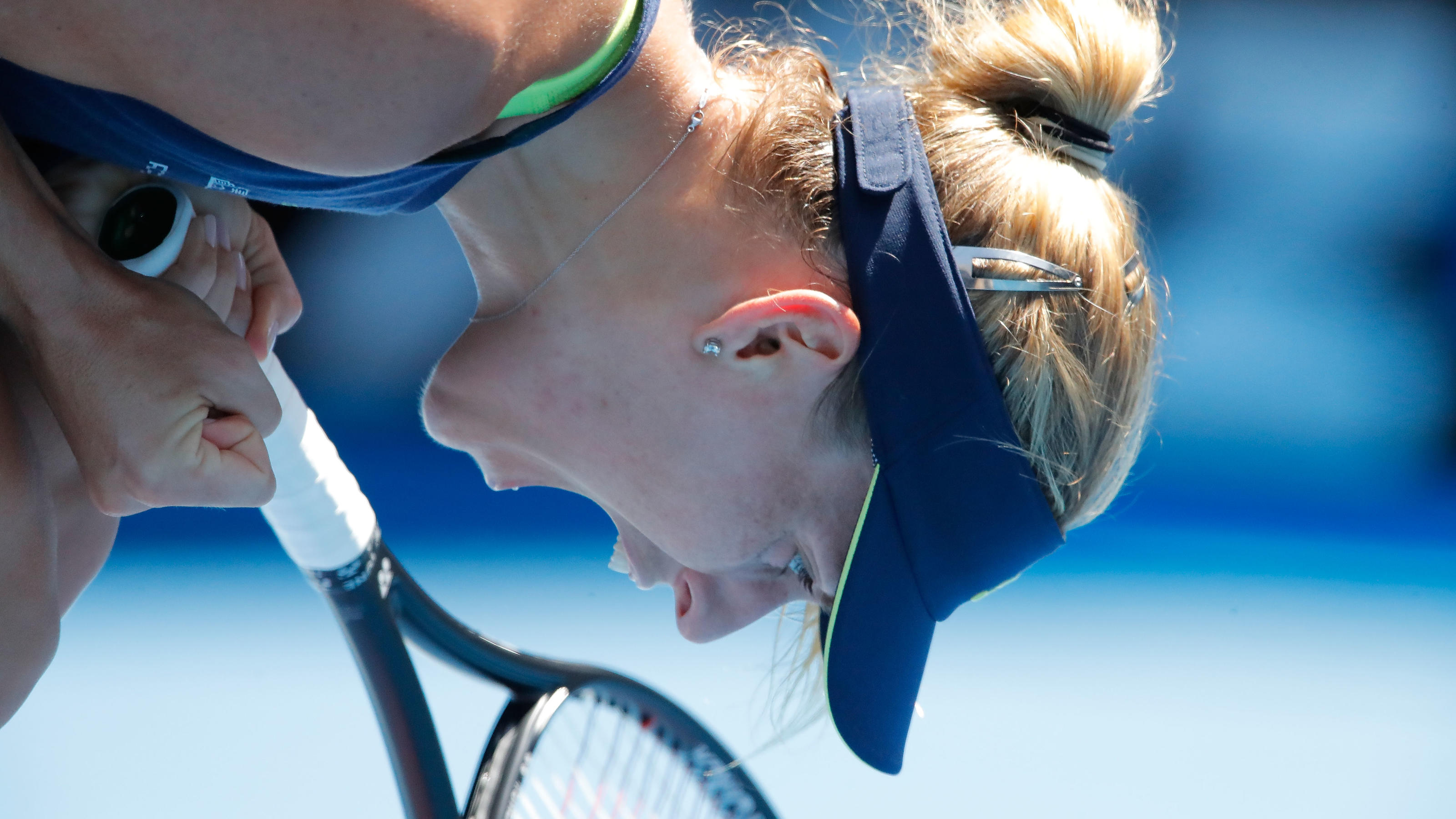 Australian Open: Angelique Kerber kämpft sich ins Viertelfinale MELBOURNE, AUSTRALIA - JANUARY 22: Angelique Kerber of Germany celebrates winning a point in her fourth round match against Su-Wei Hsieh of Taipei on day eight of the 2018 Australian Open at Melbourne Park on January 22, 2018 in Melbourne, Australia
