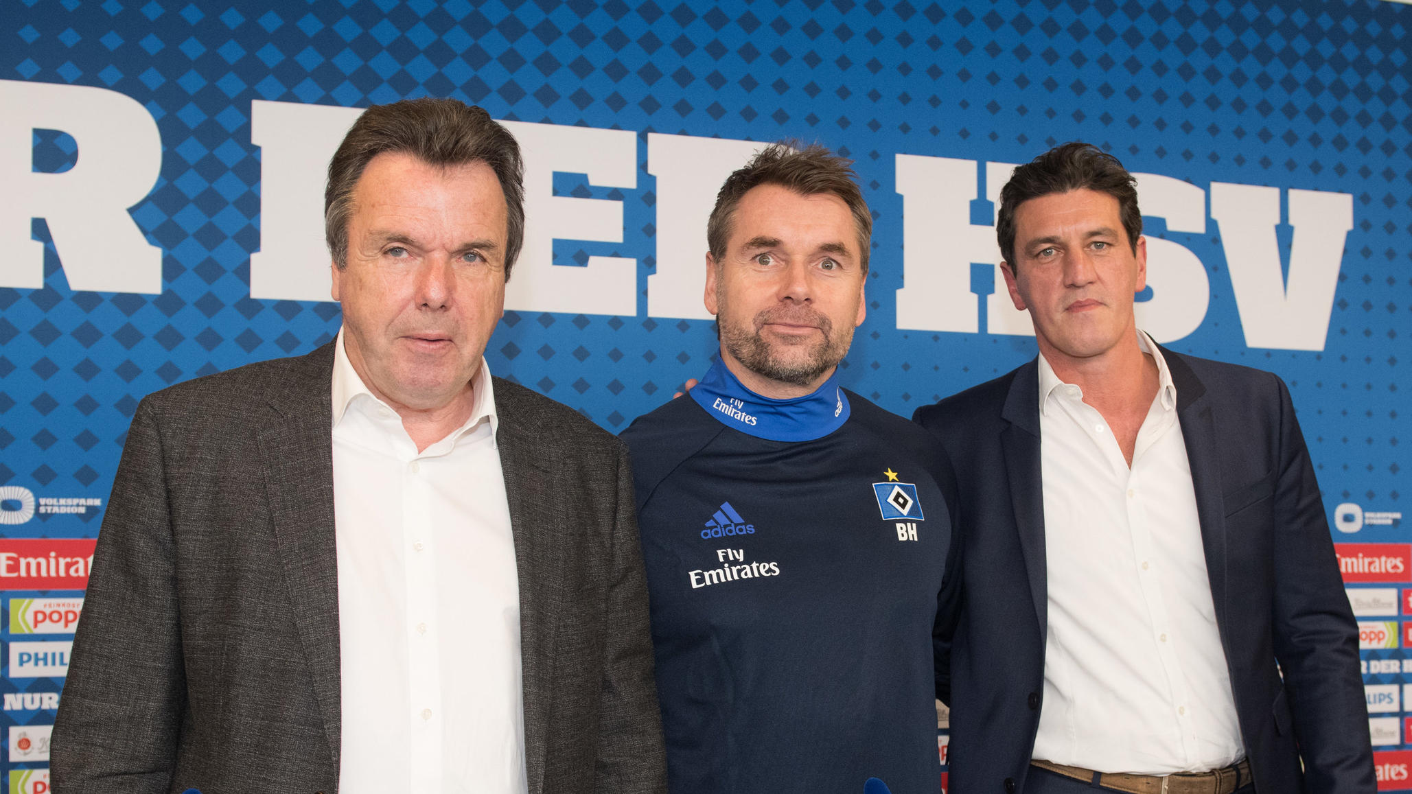 Bernd Hollerbach soll den Hamburger SV retten Bernd Hollerbach (M), der neue Cheftrainer des Fußball-Bundesligisten Hamburger SV, wird am 22.01.2018 im Volksparkstadion in Hamburg vom Vorstandsvorsitzenden der HSV Fußball AG, Heribert Bruchhagen (l) und Sportdirektor Jens Todt während einer Pres
