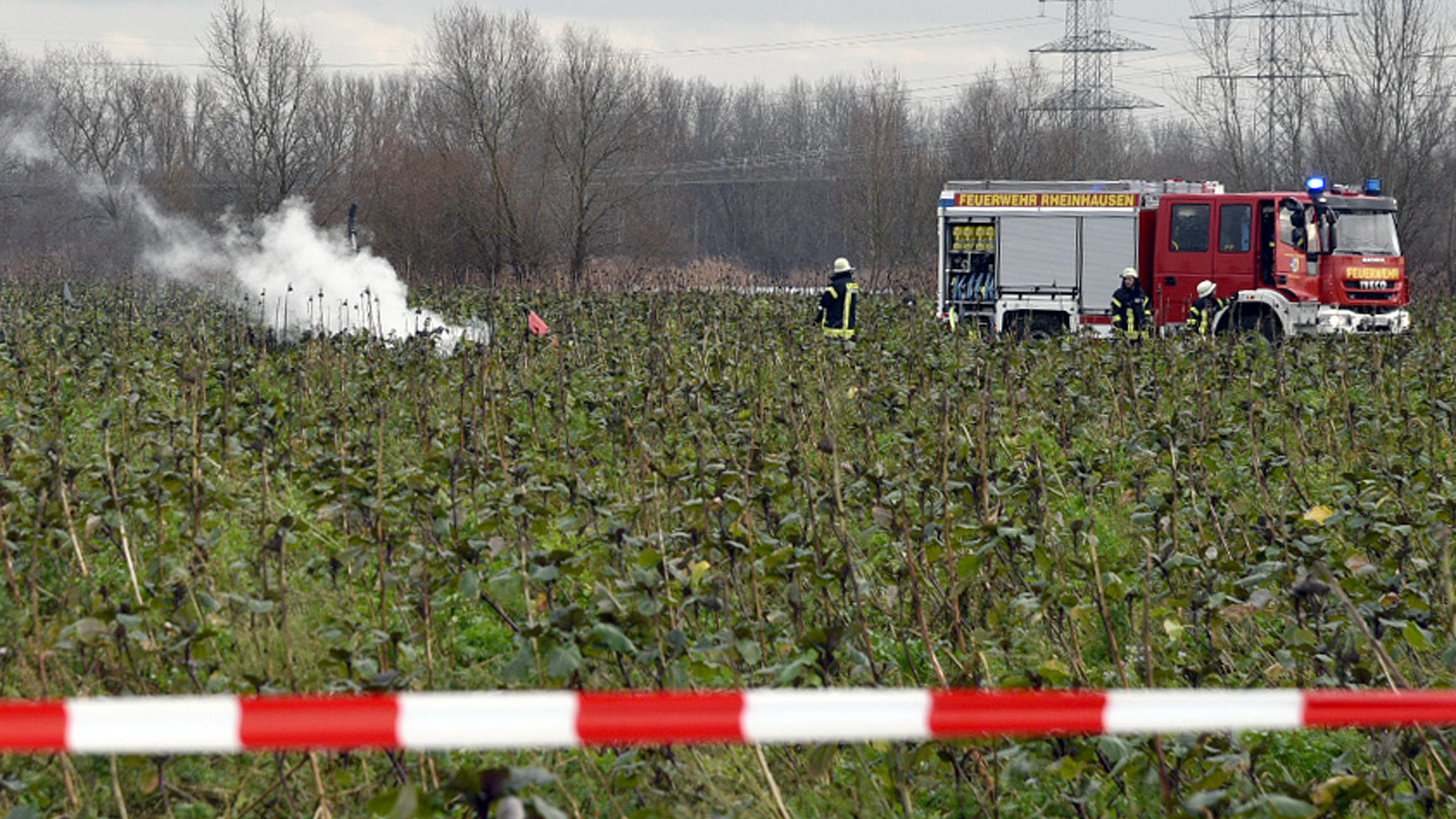 Kleinflugzeug stößt mit Hubschrauber zusammen - vier Tote Feuerwehrleute sichern am 23.01.2018 eine Unfallstelle bei Philippsburg (Baden-Württemberg). Nach ersten Polizeiangaben sind ein Kleinflugzeug und ein Hubschrauber in der Luft zusammengestoßen. Dabei seien vier Menschen ums Leben gekommen. (zu dpa: «