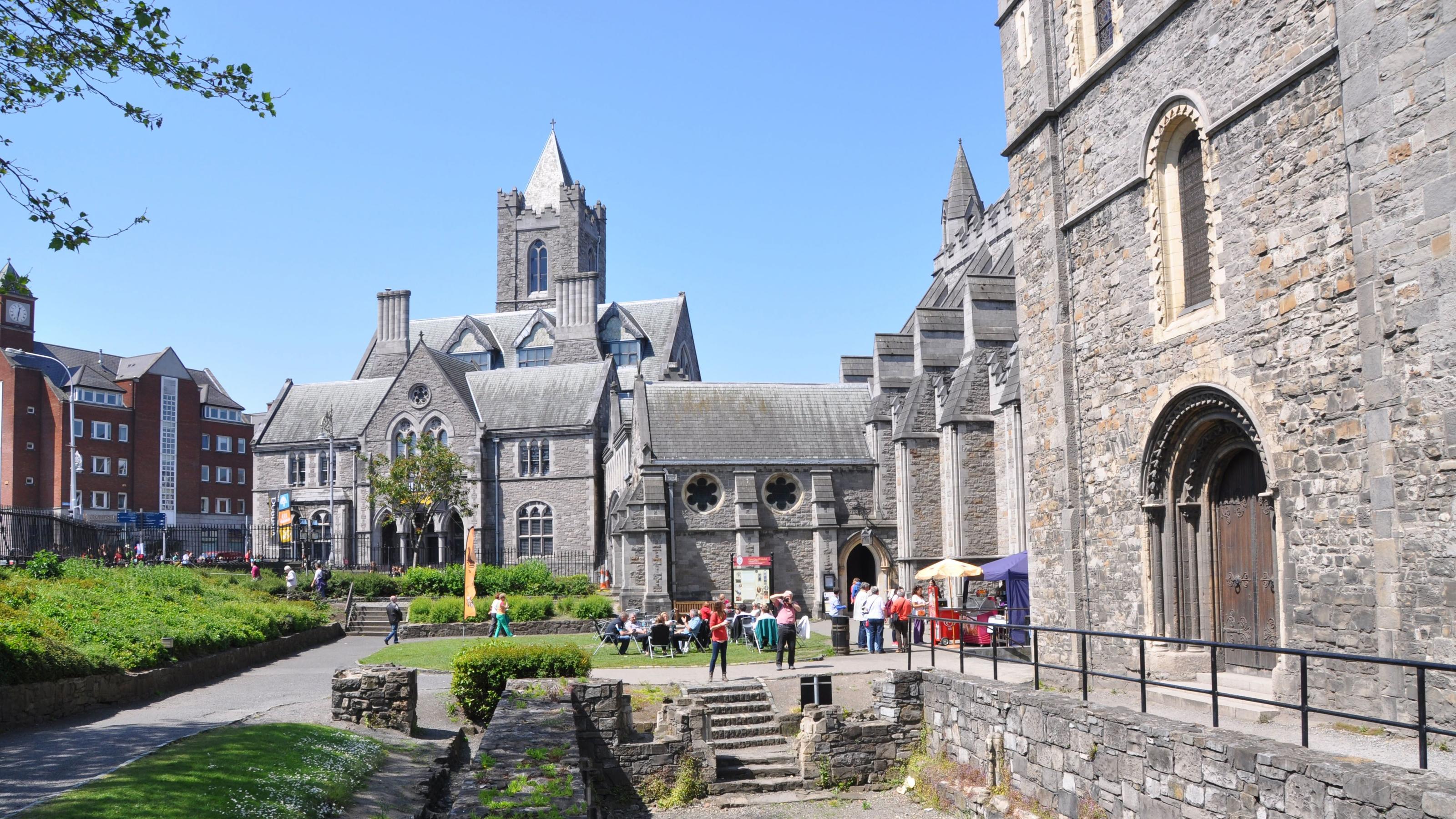 Bloggerin stellt dreiste Anfrage an ein Hotel und blitzt ab - jetzt ist sie auch noch beleidigt Christ Church Cathedral, die auch Kathedrale der Heiligen Dreifaltigkeit genannt wird, ist eines der ältesten Gebäude Dublins und gehört zu den Hauptattraktionen für Besucher der Stadt, aufgenommen am 04.06.2013. Die Kirche befindet sich in der Nähe