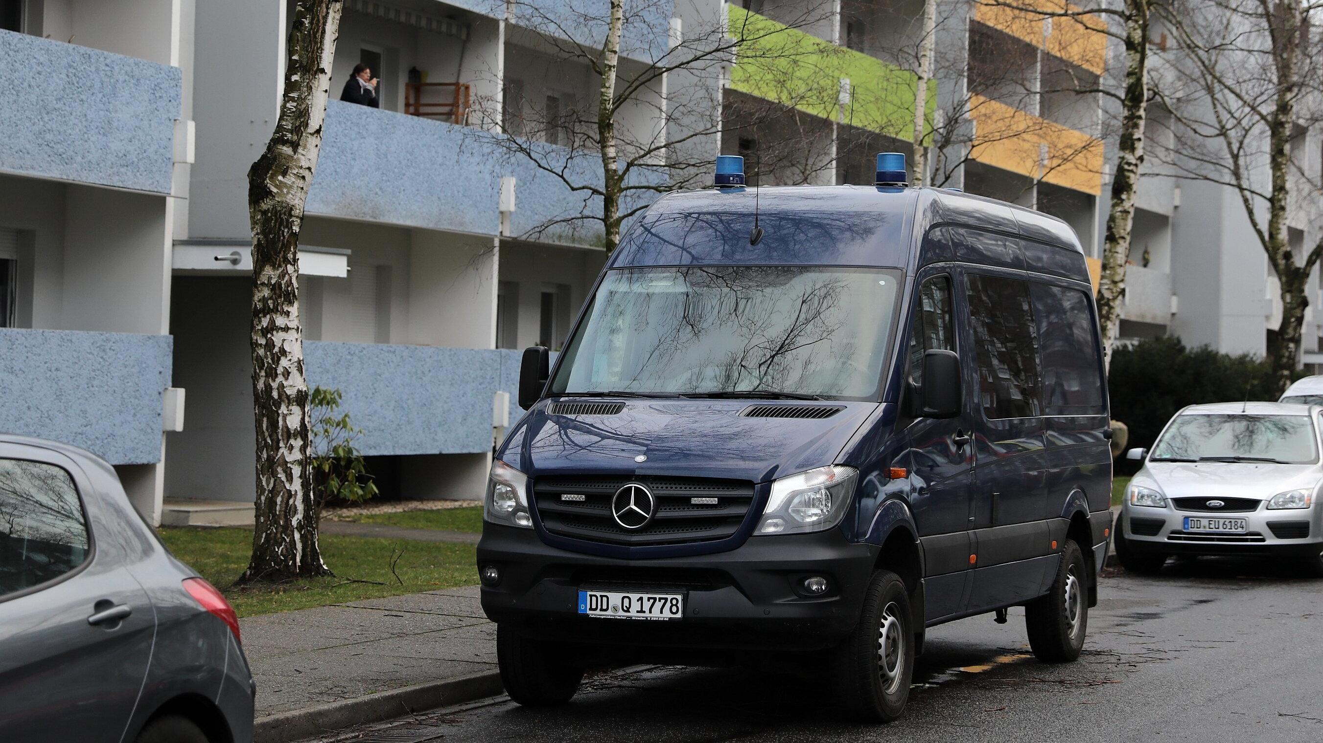 Dresden: Dreijährige getötet – Vater unter Tatverdacht Ein Polizeiauto steht am 23.01.2018 vor einem Haus in Dresden (Sachsen). Eine Mutter meldet sich bei der Polizei, weil ihre Tochter nicht wie vereinbart vom Vater zurückgebracht wird. In der Wohnung des Mannes machen die Ermittler dann einen schreckl