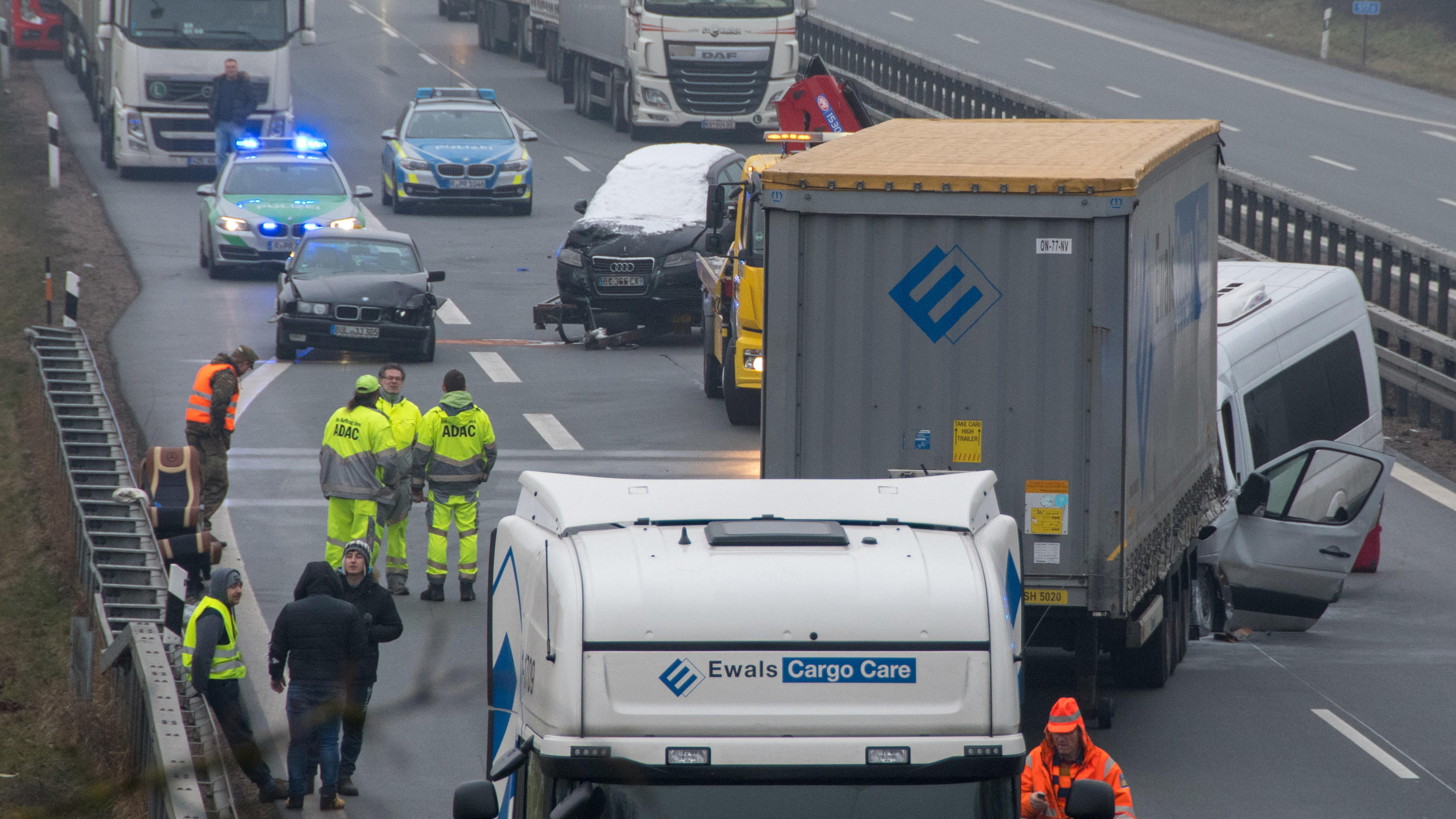 Schlimme Unfallserie auf der Autobahn 3 bei Wörth (Bayern): Auch Rettungskräfte unter den Verletzten 09.02.2018, Bayern, Wörth an der Donau. Beschädigte Fahrzeuge stehen auf der Autobahn A3 nahe Wörth an der Donau. Bei einer Unfallserie auf der Autobahn 3 im Landkreis Regensburg sind am Freitagmorgen mindestens elf Menschen verletzt worden. Foto: Ar