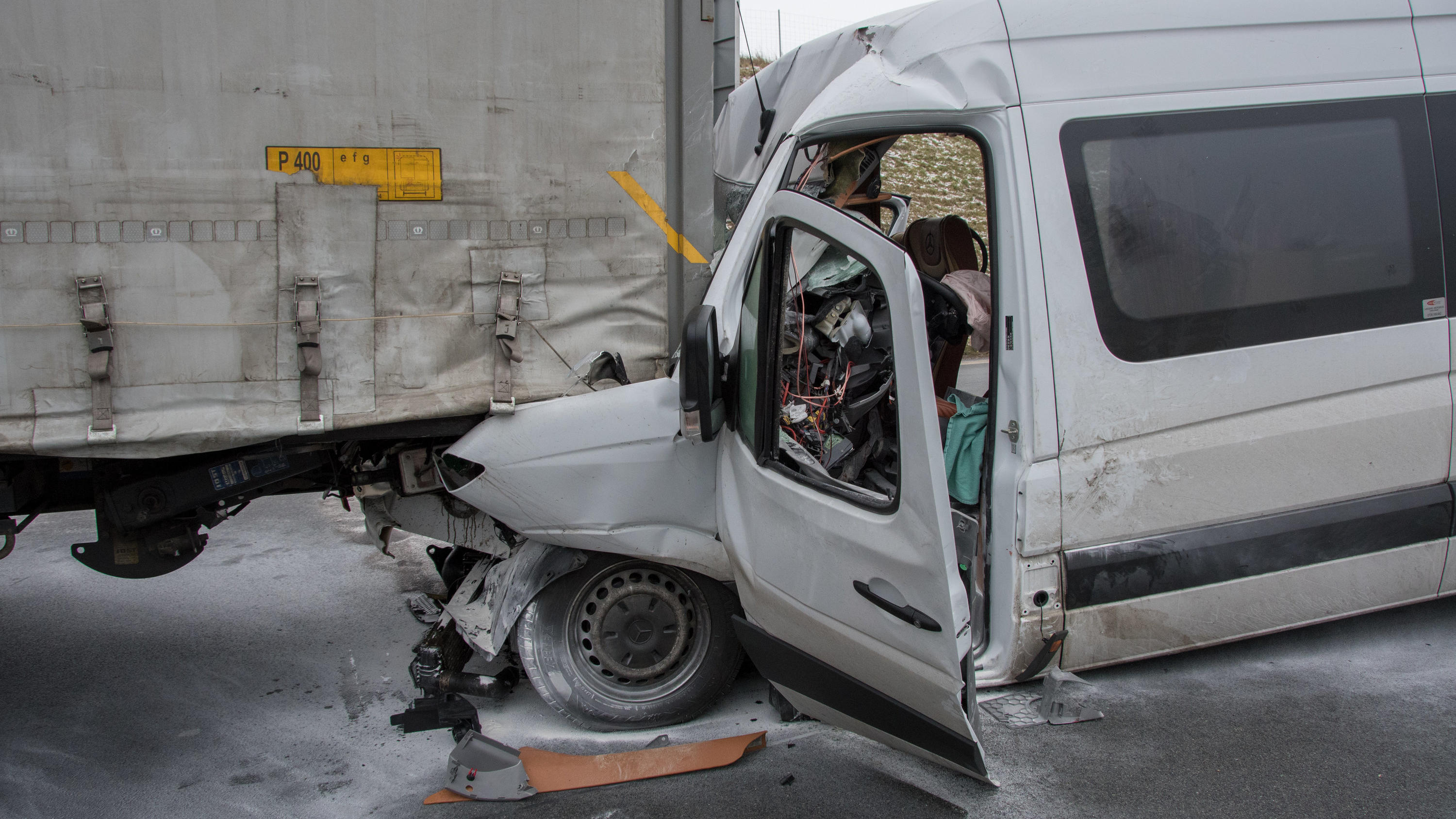 Schlimme Unfallserie auf der Autobahn 3 bei Wörth (Bayern): Auch Rettungskräfte unter den Verletzten Ein völlig zerstörtes Fahrzeug stehen auf der Autobahn A3 nahe Wörth an der Donau.