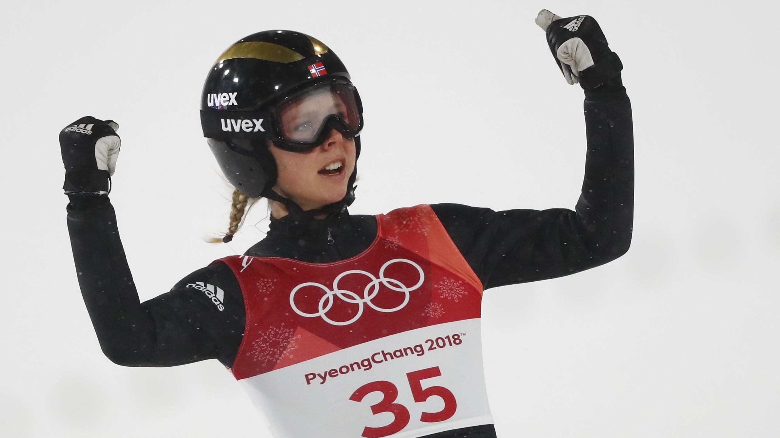 Olympia: Skispringerin Katharina Althaus segelt zur Silbermedaille Ski Jumping – Pyeongchang 2018 Winter Olympics – Women's Normal Hill Individual Final – Alpensia Ski Jumping Centre - Pyeongchang, South Korea – February 12, 2018 - Maren Lundby of Norway reacts. REUTERS/Kai Pfaffenbach