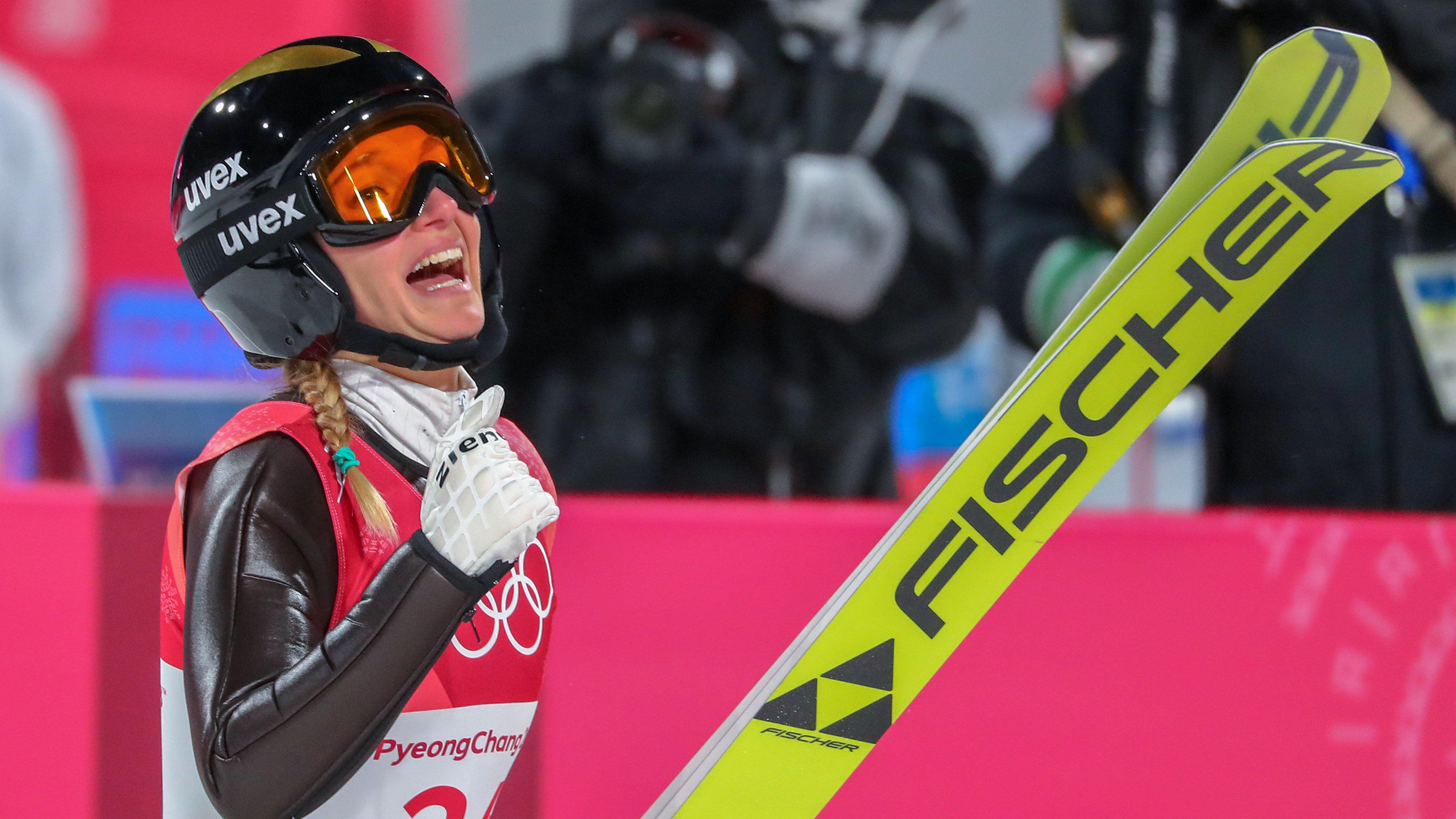 Olympia: Skispringerin Katharina Althaus segelt zur Silbermedaille 12.02.2018, Südkorea, Pyeongchang: Olympia, Springen, Einzel, Damen, Alpensia Skisprung Zentrum: Katharina Althaus aus Deutschland. Foto: Daniel Karmann/dpa +++ dpa-Bildfunk +++