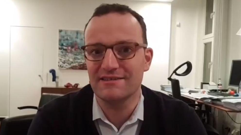 Schwulenhetze bei Facebook Live: So cool reagiert Jens Spahn (CDU) im Video Jens Spahn CDU bei Facebook Live