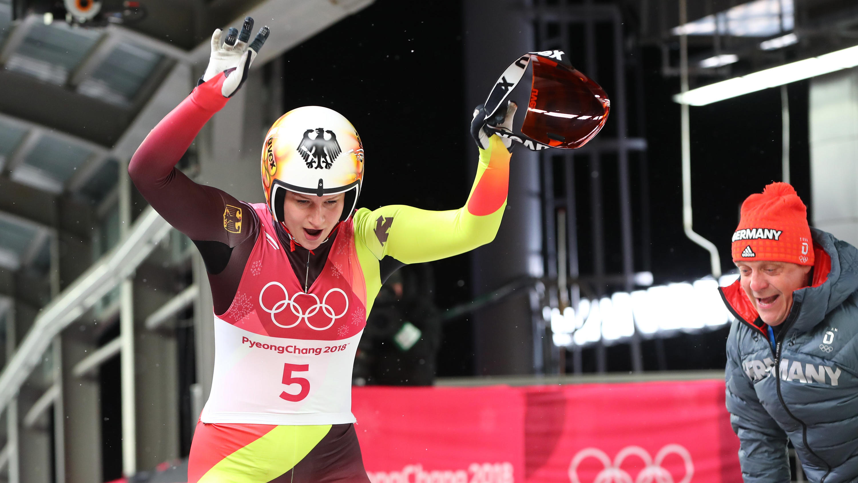 Olympia: Deutscher Doppeltriumph im Rodeln - Natalie Geisenberger siegt vor Dajana Eitberger 13.02.2018, Südkorea, Pyeongchang: Olympia, Rodeln, Damen, Einzel, Alpensia Sliding-Zentrum: Dajana Eitberger aus Deutschland und der deutsche Rodel-Bundestrainer Norbert Loch (r) freuen sich im Zielbereich. Foto: Daniel Karmann/dpa +++ dpa-Bildfunk