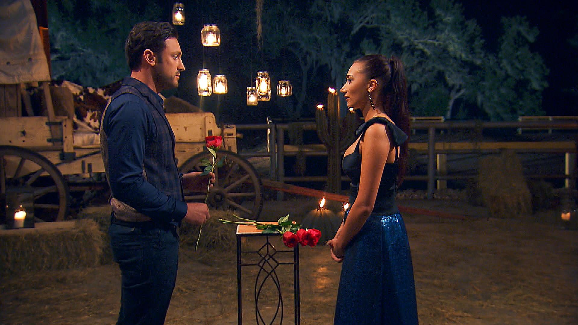 Der Bachelor 2018: Daniel Völz bekommt von Maxime und Samira einen Korb Samira verweigert in Woche sechs die Rose vom Bachelor.