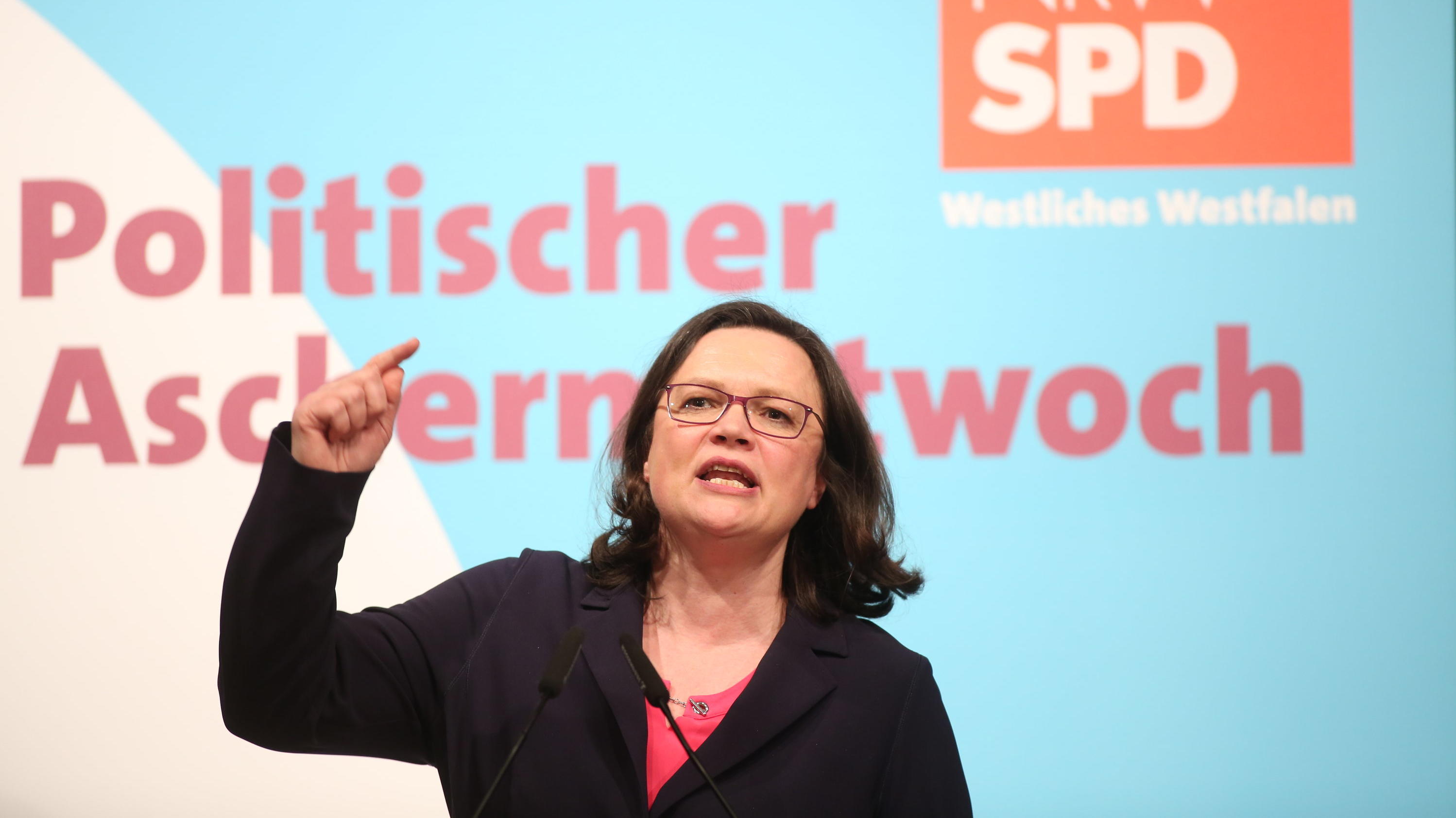 Politischer Aschermittwoch: Andrea Nahles greift Angela Merkel an, CSU nimmt die SPD aufs Korn 14.02.2018, Nordrhein-Westfalen, Schwerte: Andrea Nahles, SPD-Fraktionsvorsitzende, spricht beim politischen Aschermittwoch der SPD. Foto: Ina Fassbender/dpa +++ dpa-Bildfunk +++