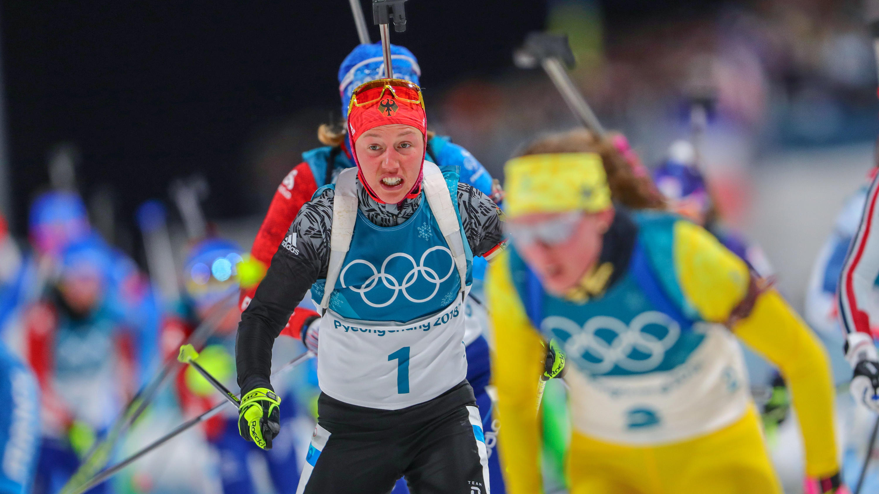 Olympia: Laura Dahlmeier und Co. im Massenstart ohne Medaille 17.02.2018, Südkorea, Pyeongchang: Olympia, Biathlon, Damen 12.5km, Massenstart, Alpensia Biathlon Zentrum: Laura Dahlmeier (l) aus Deutschland im Feld nach dem Massenstart. Foto: Michael Kappeler/dpa +++ dpa-Bildfunk +++