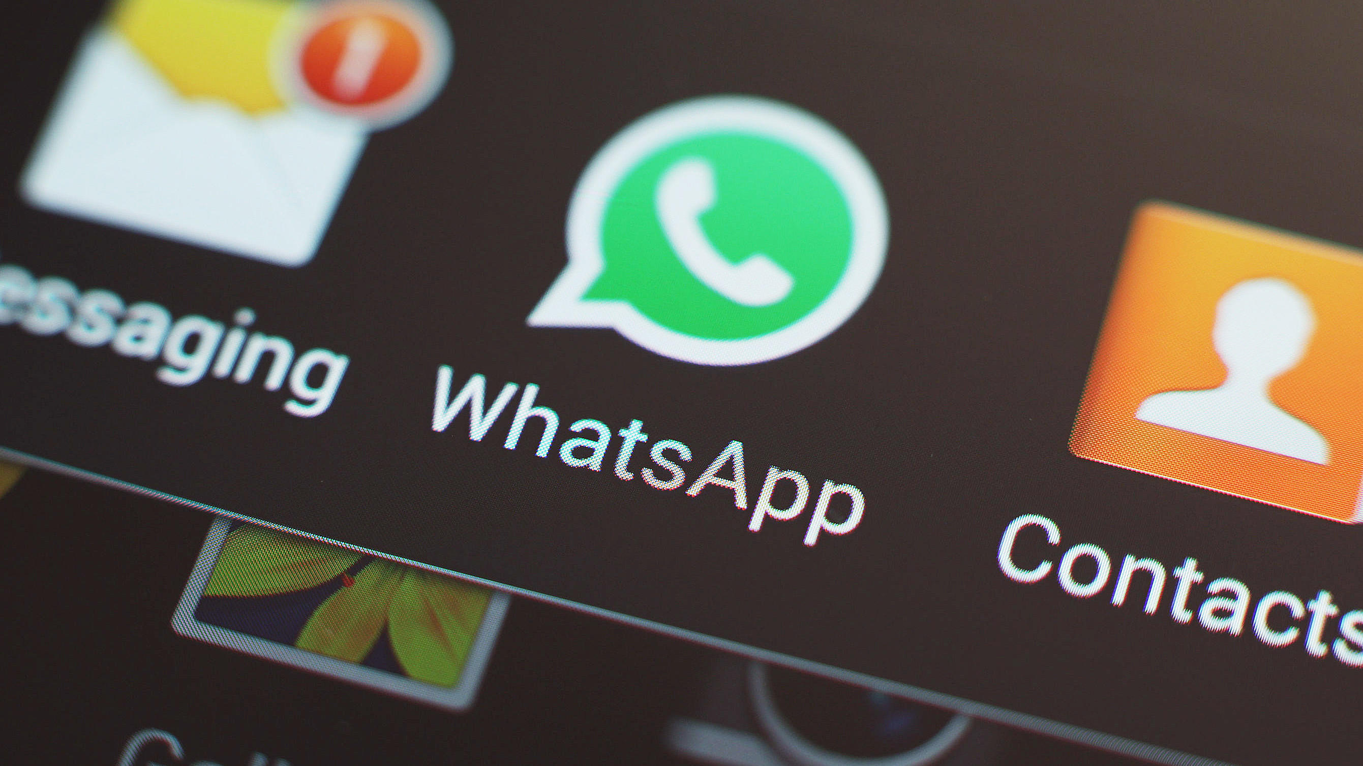Buchstabe in Whatsapp legt iPhones lahm: Das können Sie tun ARCHIV - Auf dem Bildschirm eines Smartphones ist am 27.03.2017 in London (Großbritannien) das Icon der Messenger-App WhatsApp zu sehen. (Zu dpa "Kaspersky entdeckt mächtige Android-Spionagesoftware" vom 17.01.2018) Foto: Yui Mok/PA Wire/dpa +++(c) d