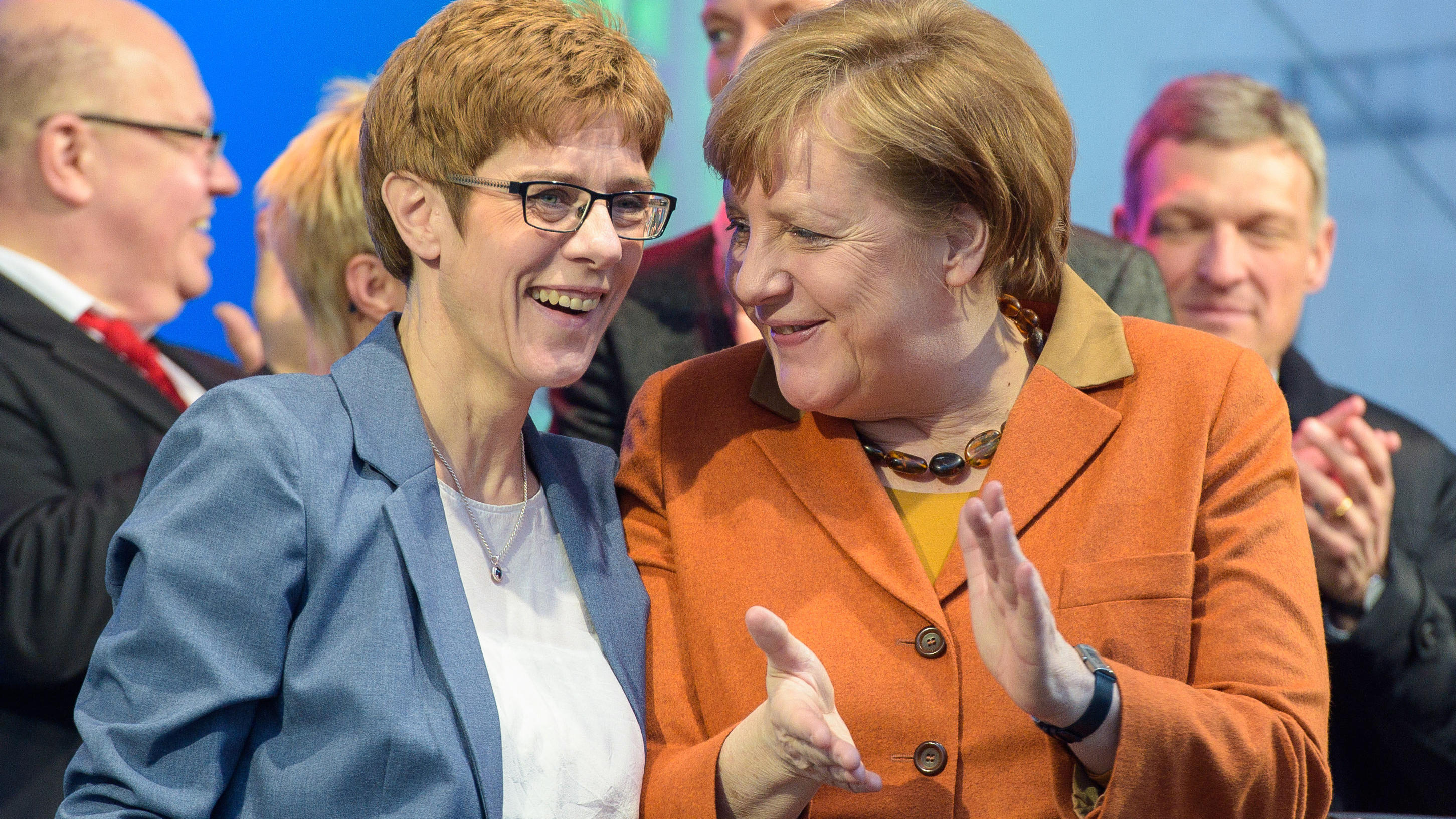 CDU: Rücktritt als Ministerpräsidentin - Annegret Kramp-Karrenbauer wird Merkels Generalsekretärin ARCHIV - Die saarländische Ministerpräsidentin Annegret Kramp-Karrenbauer (CDU, l) und Bundeskanzlerin Angela Merkel (CDU) stehen am 23.03.2017 in St. Wendel (Saarland) bei einer Wahlkampfveranstaltung der CDU Saar gemeinsam auf der Bühne. (zu dpa "M