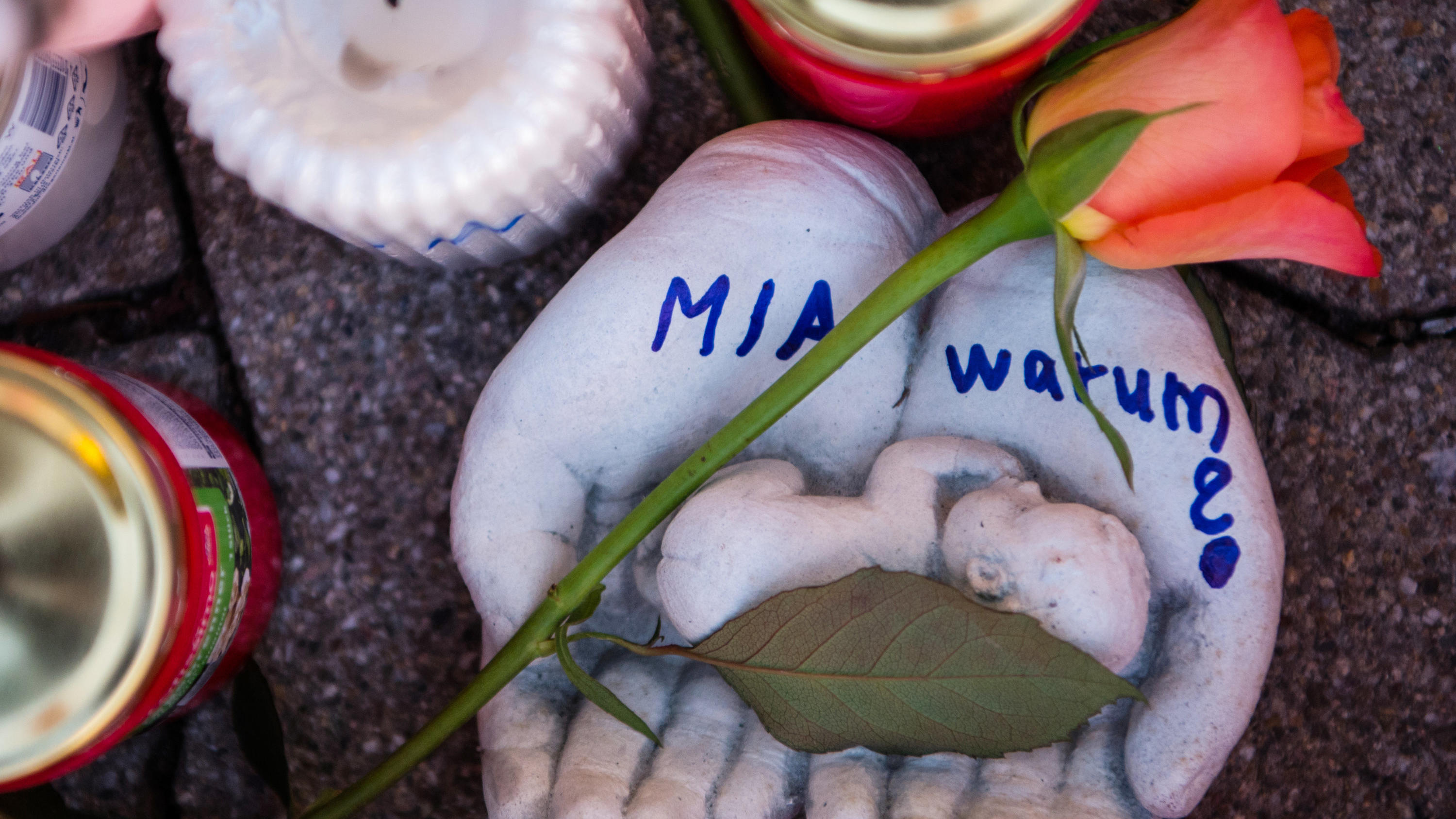 Drogeriemarkt-Killer von Kandel hat gelogen! Gutachten bestätigt: Mias Mörder ist älter als 15 Gedenken in Kandel an getötete Mia