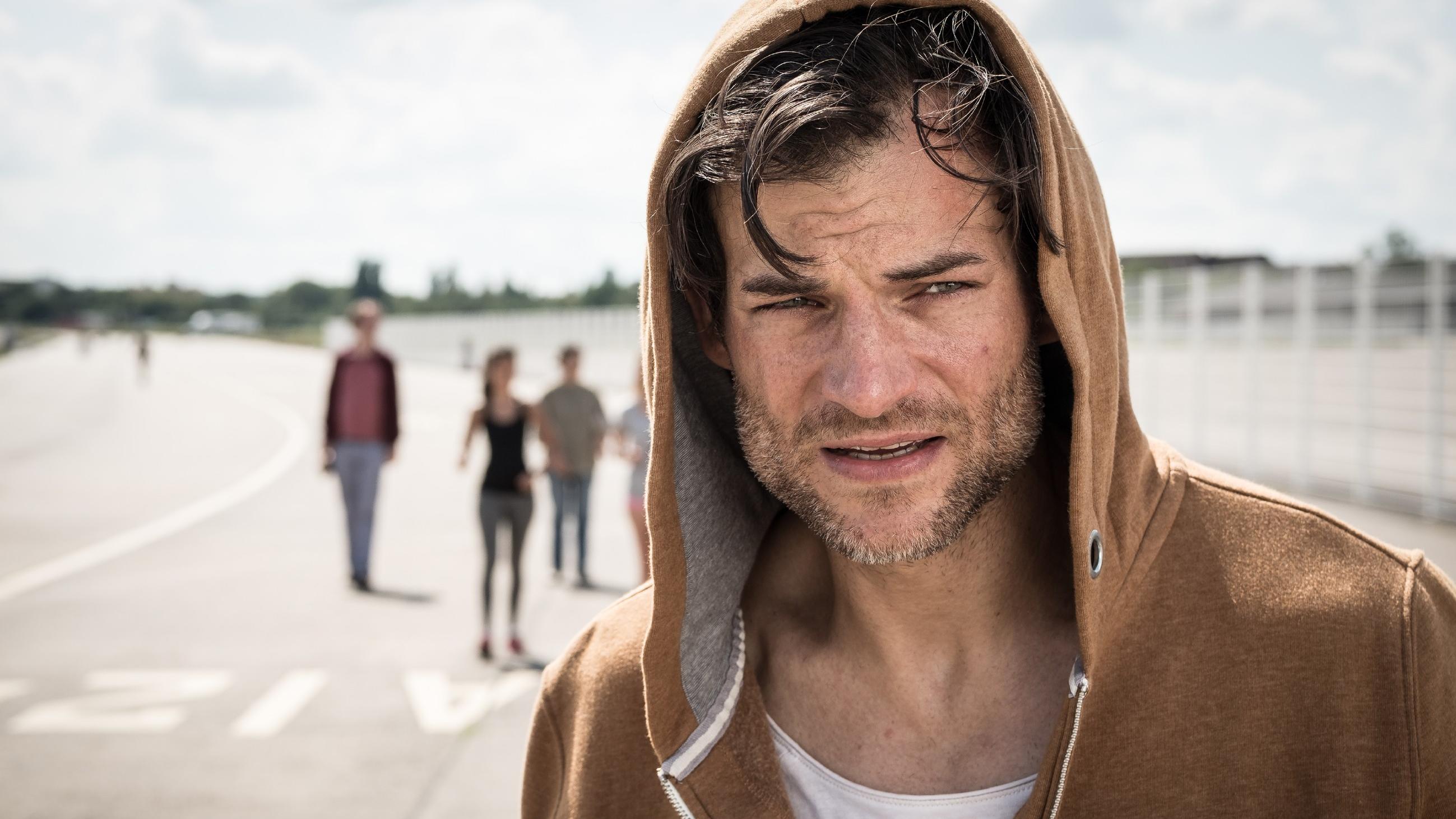 Das Joshua-Profil: Die Verfilmung des Thrillers von Bestseller-Autor Sebastian Fitzek Max (Torben Liebrecht) ist auf der Flucht.