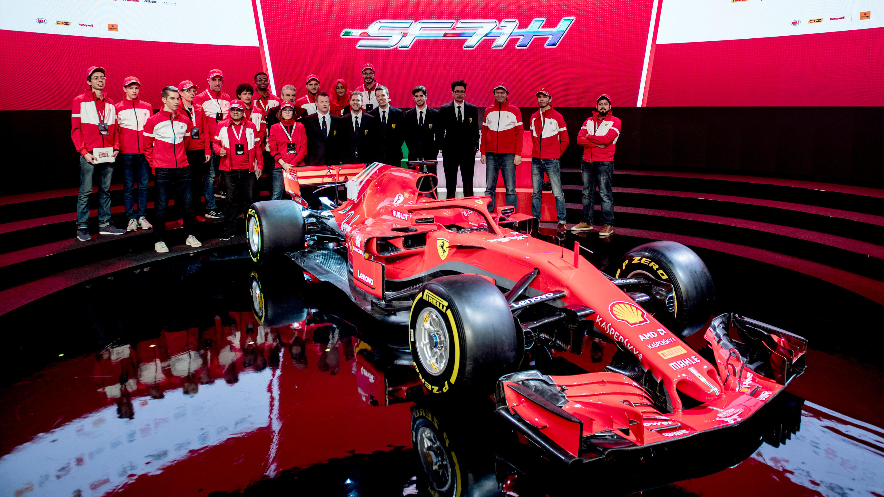 Formel 1: Sebastian Vettel hält neuen, aggressiveren Ferrari für einen "großen Schritt" HANDOUT - 22.02.2018, Italien, Maranello: Vorstellung des neuen Ferrari SF71H mit Sebastian Vettel (M, 2.v.l) und dem Ferrari-Team. Ferrari lüftete als letztes der drei Top-Teams der Formel 1 das Geheimnis um den neuen Rennwagen. (zu dpa Formel 1 le