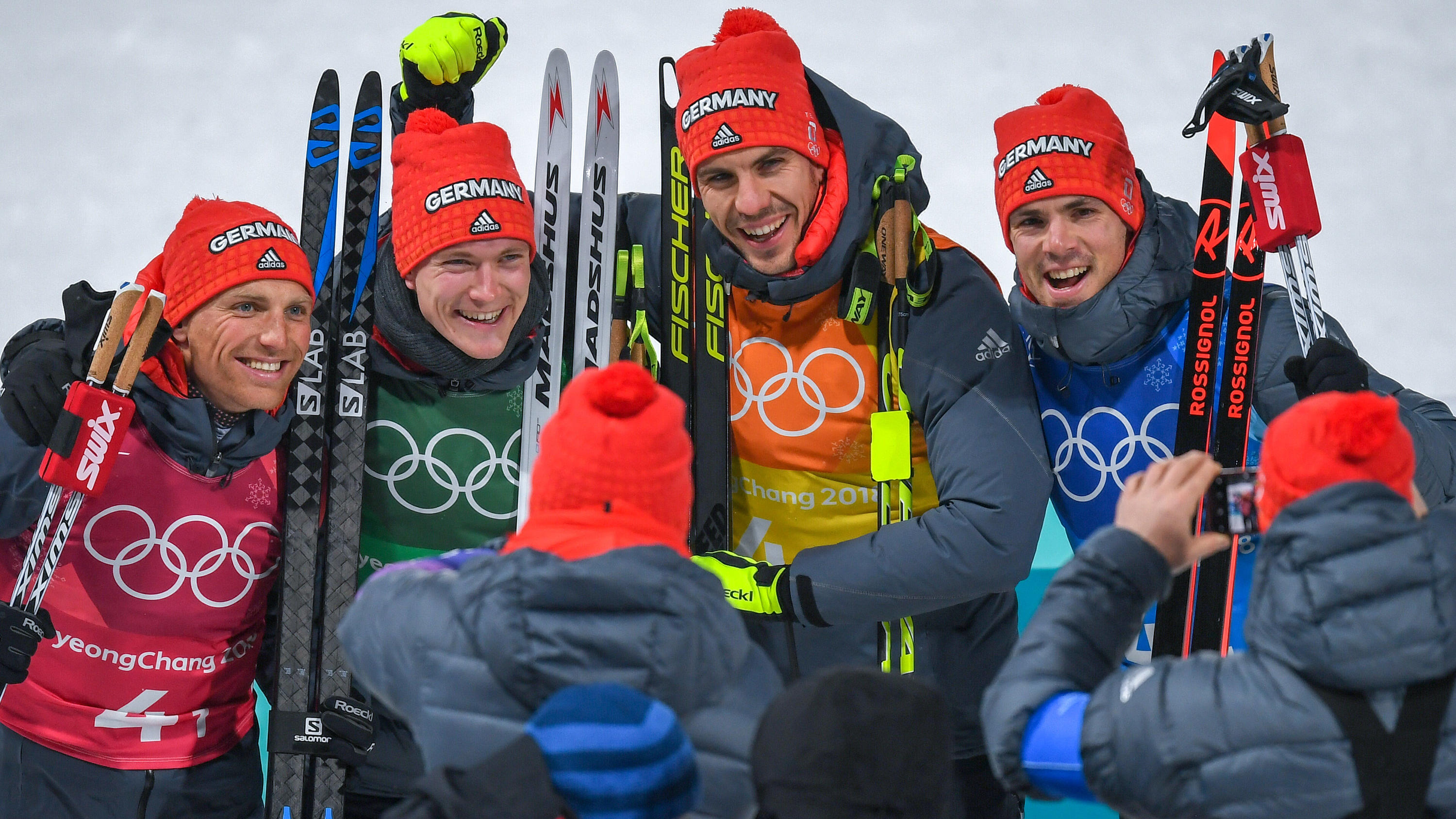 Biathlon-Staffel rettet Bronze - Ziel Gold klar verpasst 23.02.2018, Südkorea, Pyeongchang: Olympia, Biathlon, Staffel 4 x 7,5 km, Herren, Alpensia Biathlon Zentrum: Erik Lesser (l-r), Benedikt Doll, Arnd Peiffer und Simon Schempp aus Deutschland jubeln über die Bronzemedaille. Foto: Hendrik Schmidt/dpa-Ze
