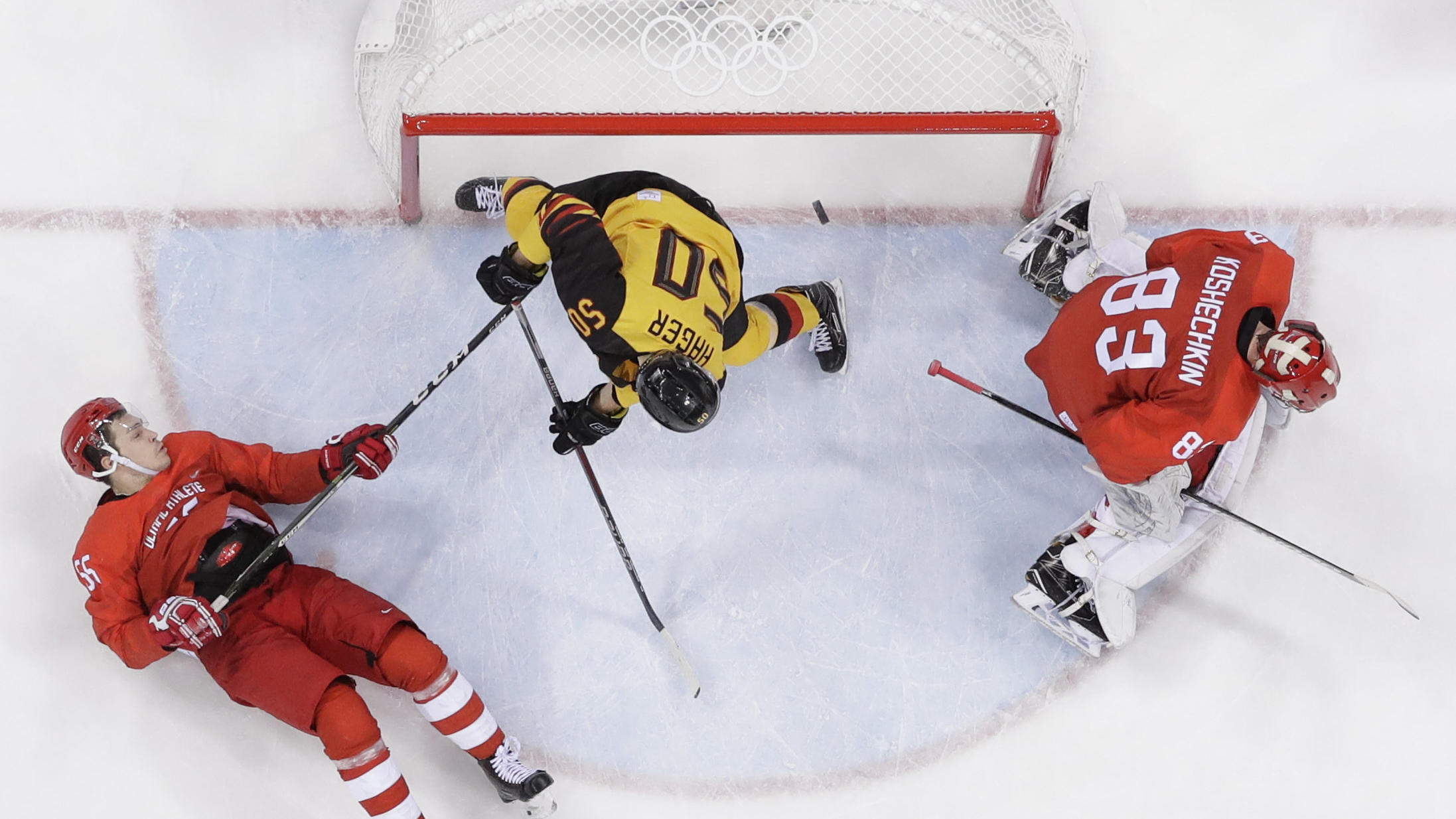 56 Sekunden fehlen zum Eishockey-Wunder - Deutschland verliert Finale im Sudden-Death 25.02.2018, Südkorea, Gangneung: Olympia, Eishockey, Herren, Finale, OAR - Deutschland, Gangneung-Hockey-Zentrum: Goalie Wassili Koschetschkin (83) und Bogdan Kisselewitsch vom Team Olympische Athleten aus Russland (OAR) können das Tor von Felix Schu