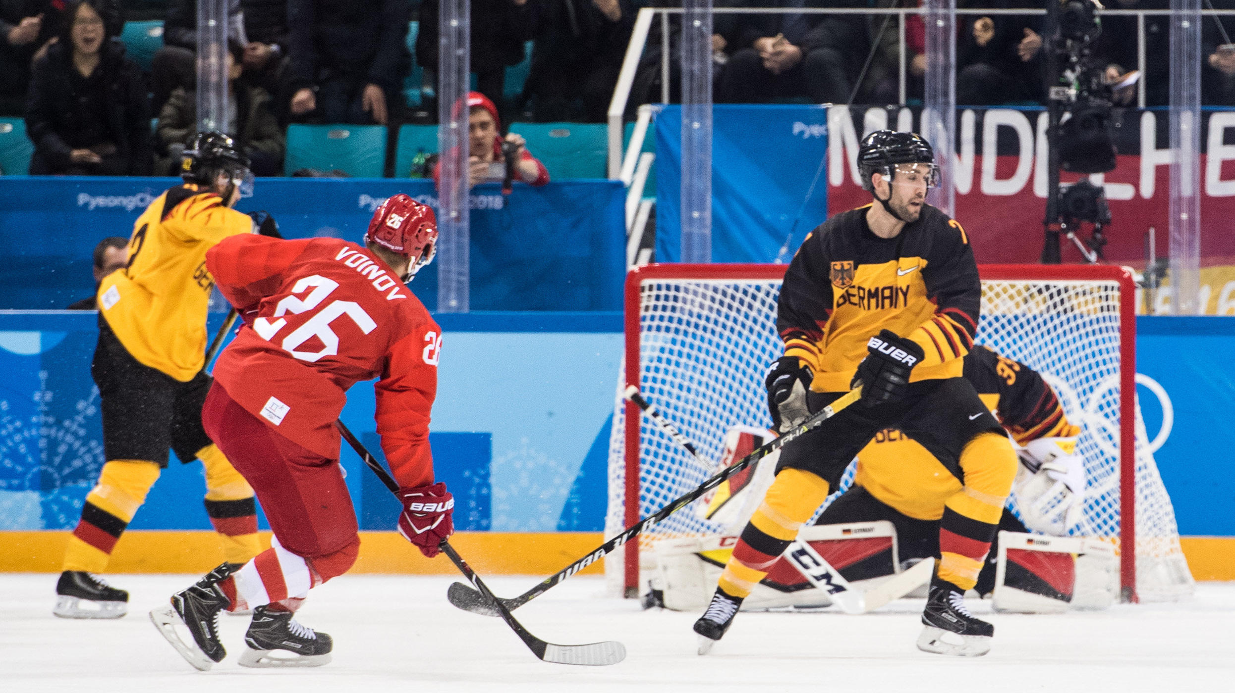 56 Sekunden fehlen zum Eishockey-Wunder - Deutschland verliert Finale im Sudden-Death 25.02.2018, Südkorea, Gangneung: Olympia, Eishockey, Herren, Finale, OAR - Deutschland, Gangneung-Hockey-Zentrum: Wjatscheslaw Wojnow (2.v.l.) vom Team Olympische Athleten aus Russland (OAR) erzielt gegen Torwart Danny aus den Birken (hinten r ) den