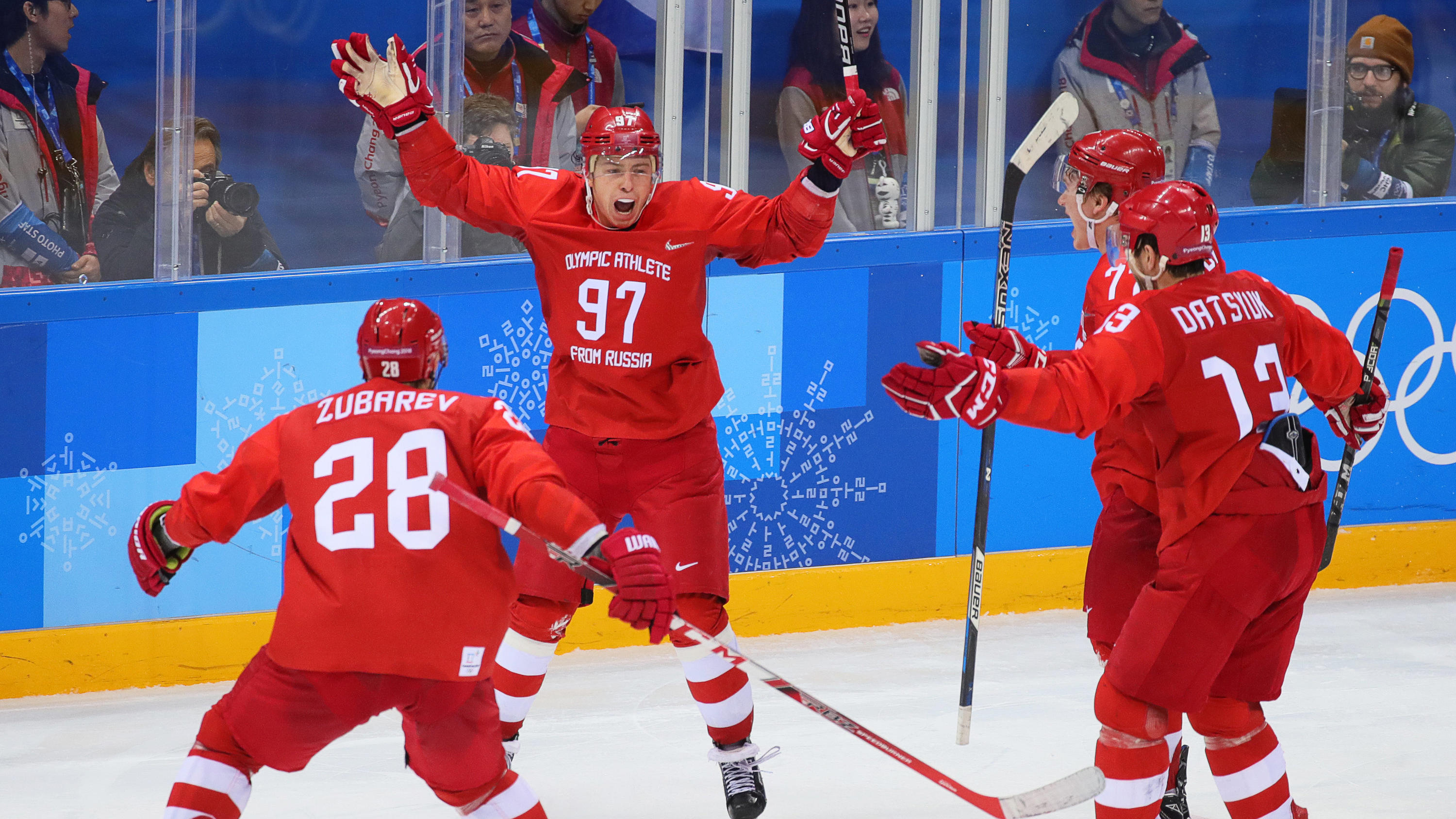 56 Sekunden fehlen zum Eishockey-Wunder - Deutschland verliert Finale im Sudden-Death 25.02.2018, Südkorea, Gangneung: Olympia, Eishockey, Herren, Finale, OAR - Deutschland, Gangneung-Hockey-Zentrum: Nikita Gussew (97), Andrej Subarew, Pawel Dazjuk und Krill Kaprisow vom Team Olympische Athleten aus Russland (OAR) jubeln nach dem Tref