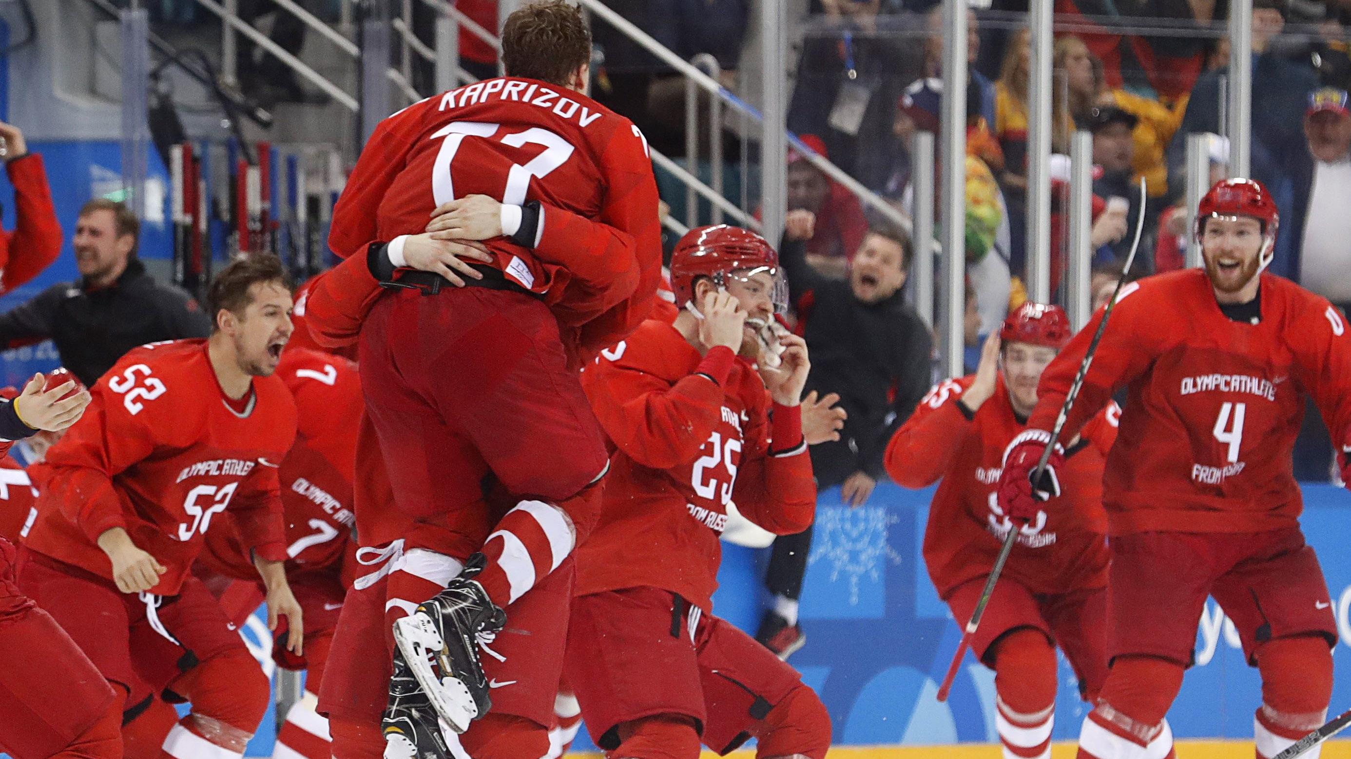 56 Sekunden fehlen zum Eishockey-Wunder - Deutschland verliert Finale im Sudden-Death Ice Hockey - Pyeongchang 2018 Winter Olympics - Men's Final Match - Russia - Germany - Gangneung Hockey Centre, Gangneung, South Korea - February 25, 2018 - Olympic Athlete from Russia Kirill Kaprizov reacts with teammates after scoring a goal. REUTE