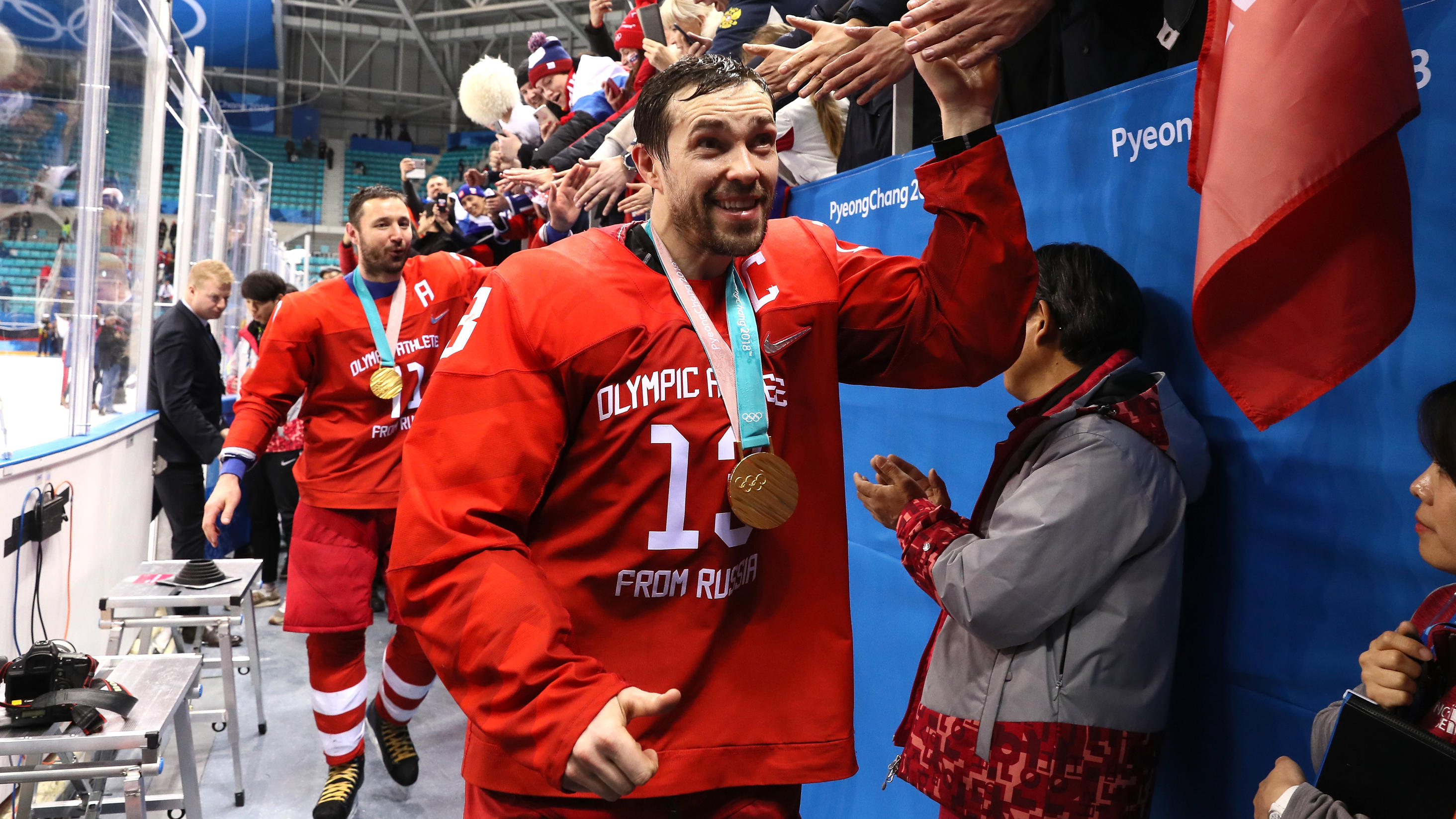56 Sekunden fehlen zum Eishockey-Wunder - Deutschland verliert Finale im Sudden-Death GANGNEUNG, SOUTH KOREA - FEBRUARY 25: Gold medal winner Pavel Datsyuk #13 of Olympic Athlete from Russia celebrates after defeating Germany 4-3 in overtime during the Men's Gold Medal Game on day sixteen of the PyeongChang 2018 Winter Olympic Games