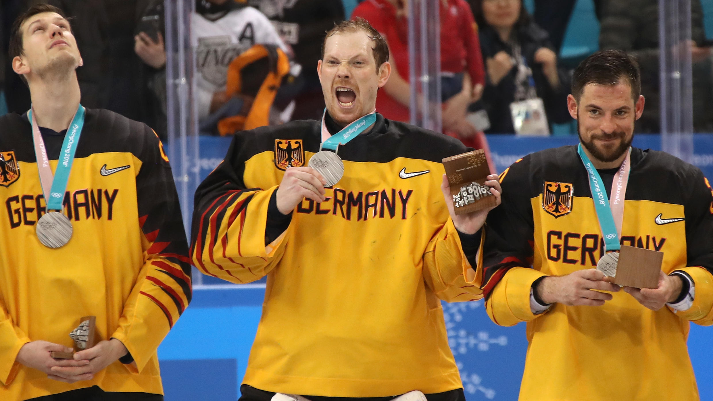 56 Sekunden fehlen zum Eishockey-Wunder - Deutschland verliert Finale im Sudden-Death GANGNEUNG, SOUTH KOREA - FEBRUARY 25: Silver medal winners Frank Mauer #28, Danny Aus Den Birken #33 and Yannic Seidenberg #36 of Germany react during the medal ceremony for the Men's Gold Medal Game against Olympic Athletes from Russia on day sixtee