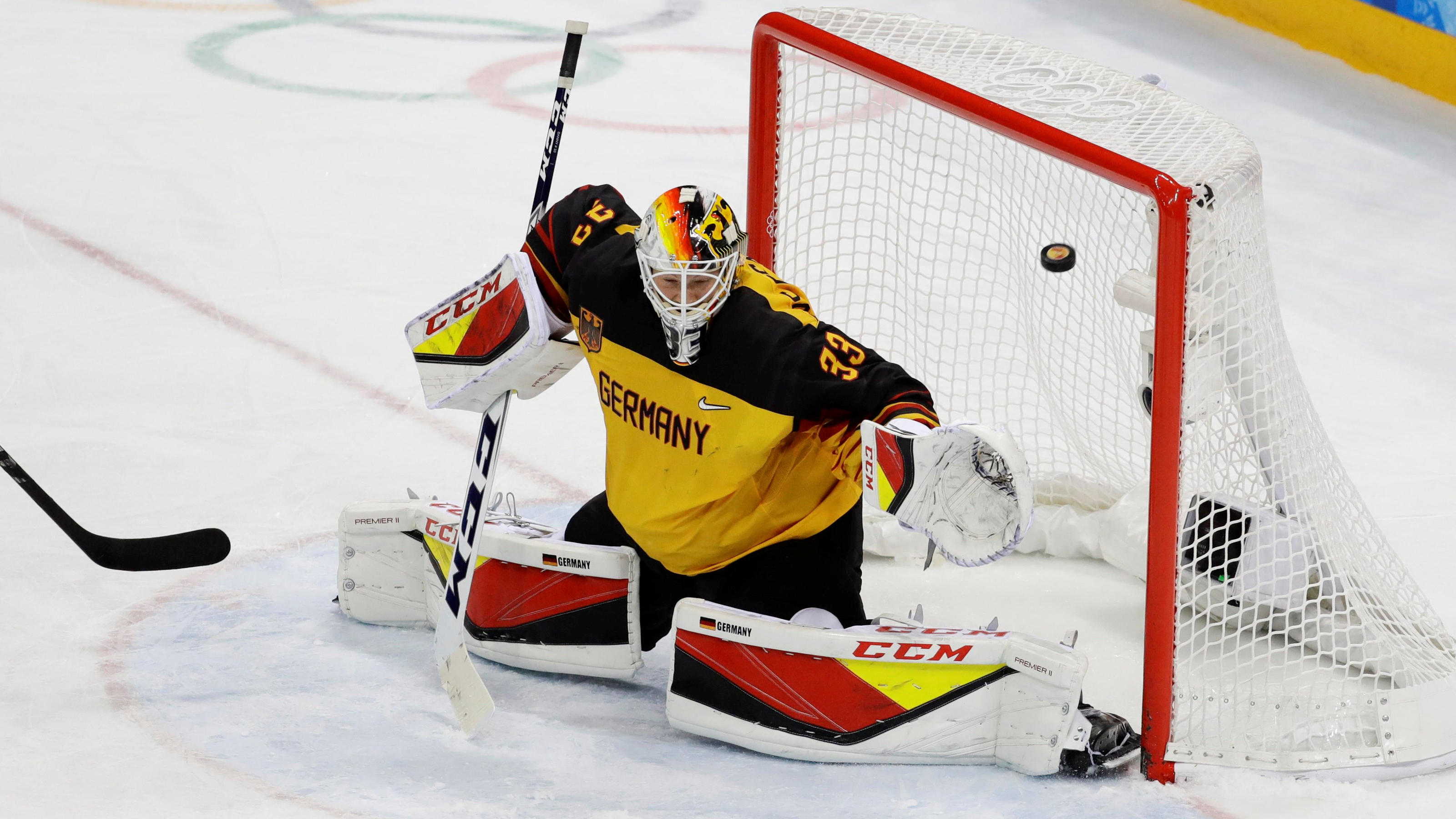 56 Sekunden fehlen zum Eishockey-Wunder - Deutschland verliert Finale im Sudden-Death Ice Hockey - Pyeongchang 2018 Winter Olympics - Men's Final Game - Olympic Athletes from Russia v Germany - Gangneung Hockey Centre, Gangneung, South Korea - February 25, 2018 - Goaltender Danny Aus Den Birken of Germany lets in a goal from Kirill Ka