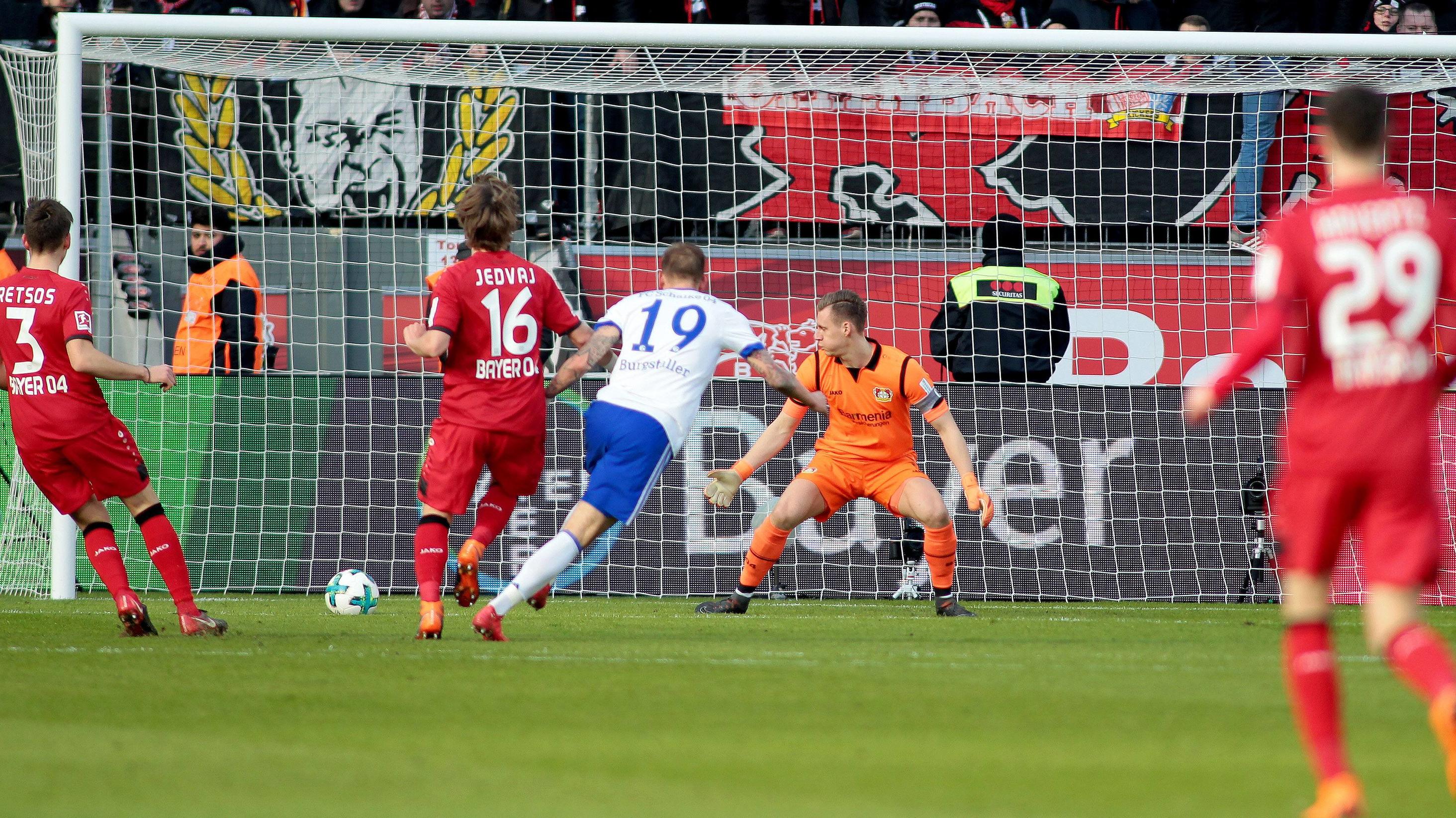 Bundesliga: Schalke fügt Leverkusen zweite Heimpleite in Folge zu - Fan nach Treppensturz schwer verletzt Guido Burgstaller erzielt in Leverkusen sein achtes Saisontor für Schalke.