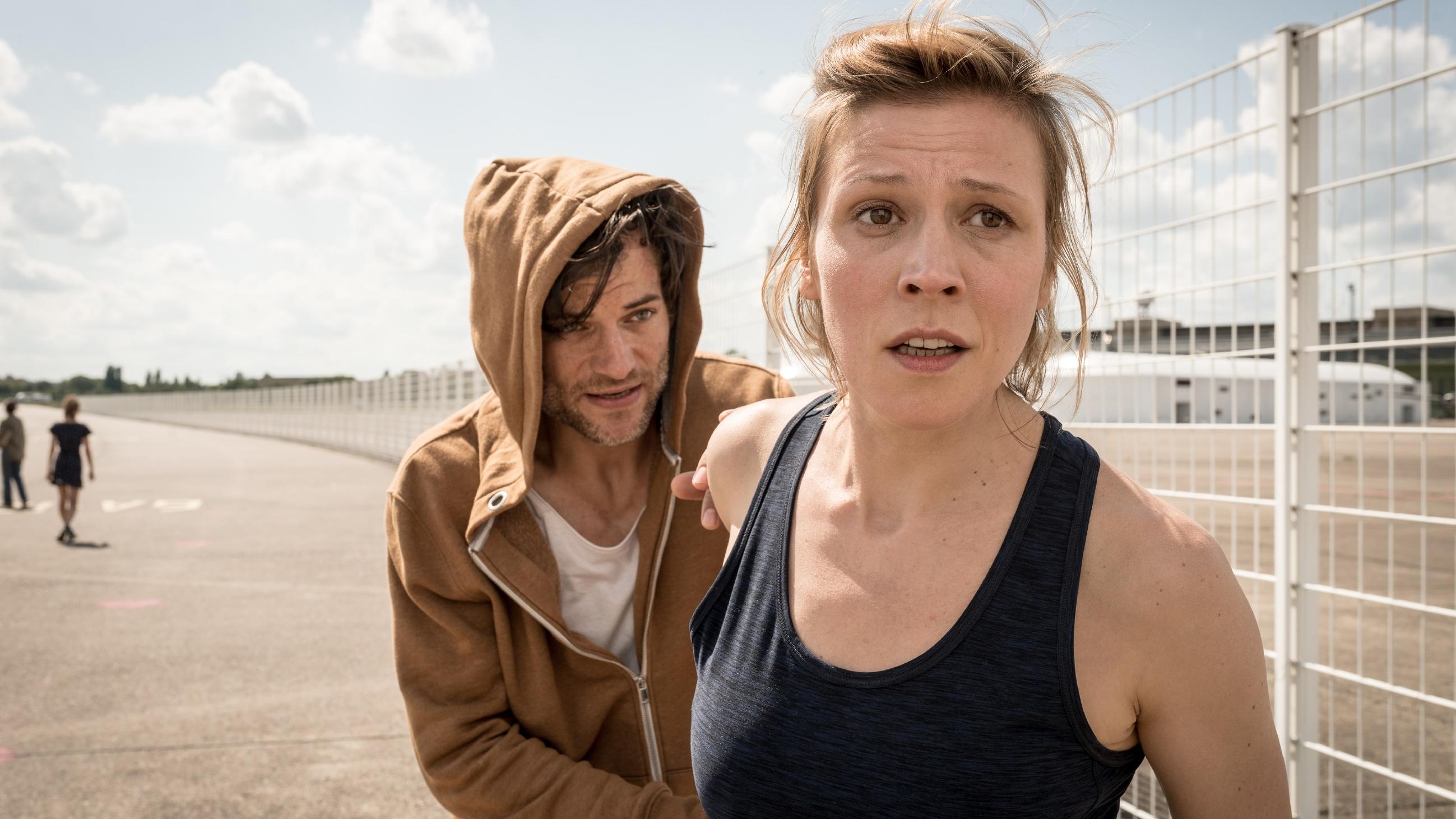 Das Joshua-Profil: Franziska Weisz spielt die karriereorientierte Pilotin Kim Franziska Weisz spielt in "Das Joshua-Profil" Max' Frau Kim