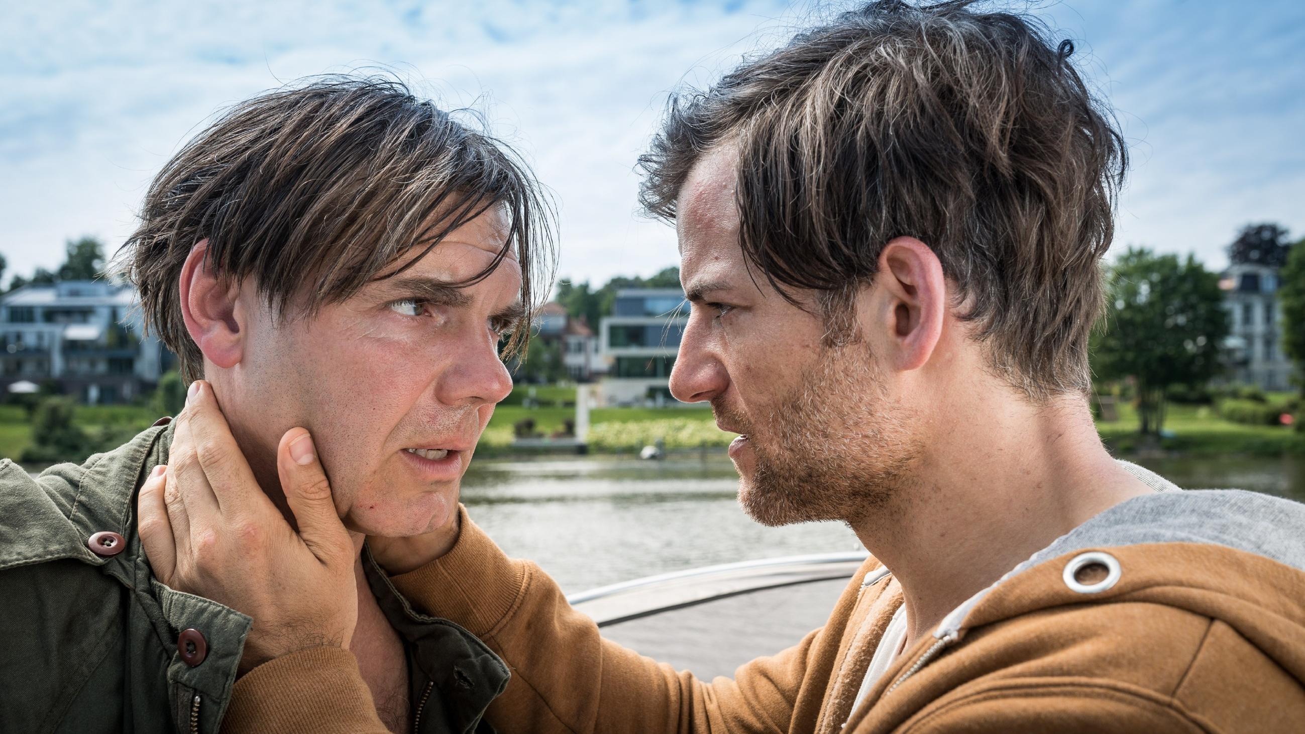 Das Joshua-Profil: Max Hopp hat als Cosmo eine dunkle Seite Max (Torben Liebrecht, r.) muss seinen Bruder Cosmo (Max Hopp) von seinem Plan überzeugen.