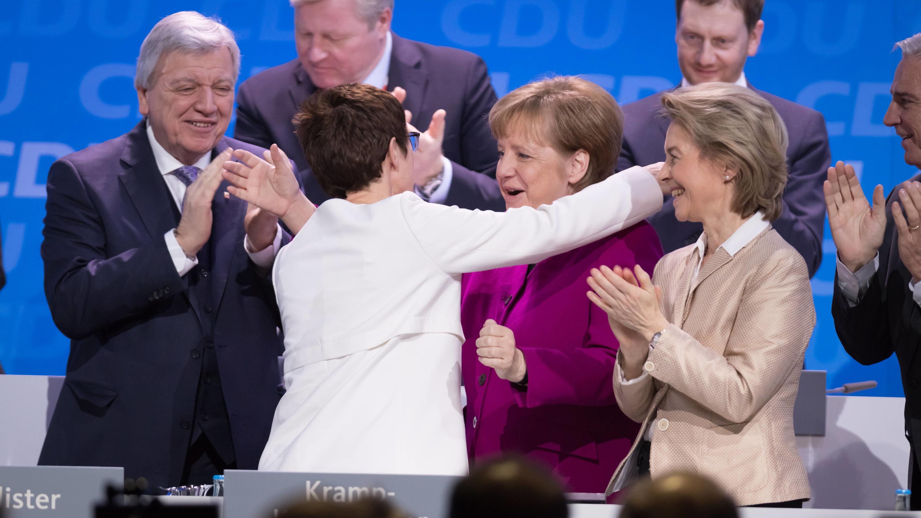 Angela Merkel: "Übernehmen Regierungsarbeit aus voller Überzeugung." 26.02.2018,Berlin,Deutschland,GER, 30. Parteitag der CDU Deutschlands. Bewerbungsrede zum Amt der Generalsekretärin der CDU. Annegret Kramp-Karrenbauer mit 98,87 Prozent zur neuen Generalsekretärin gewählt. BK Angela Merkel, BM Ursula von der Leyen *