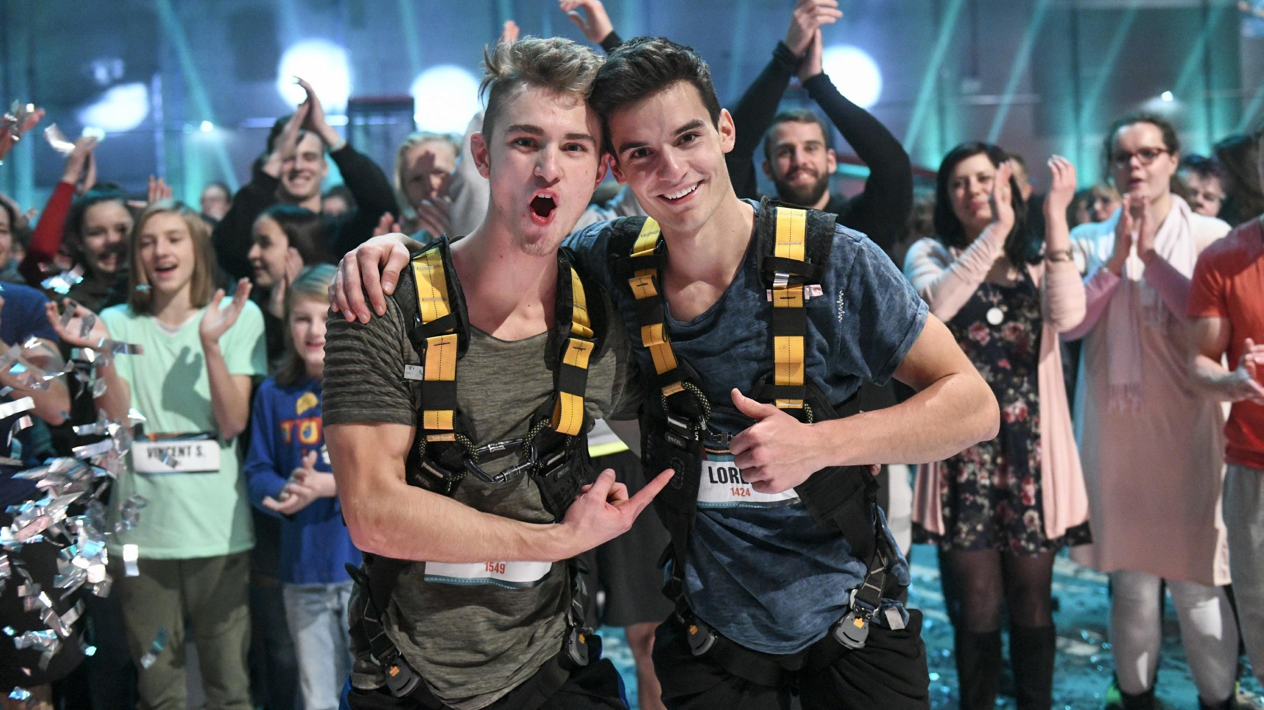 Lorenz Wetscher erklimmt den BIG BOUNCE und gewinnt die 100.000 Euro Siegprämie Vorne: Simon Brunner (l.), Lorenz Wetscher