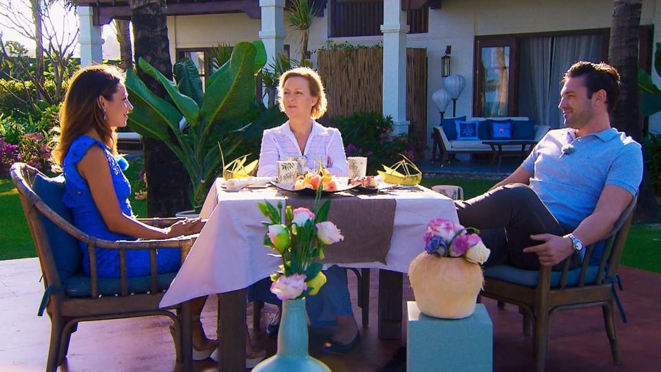 Der Bachelor 2018: Wem gibt Bachelor Daniel die letzte Rose? So spannend wird das Finale Daniel genießt es zuzusehen, wie gut sich seine Mutter Rebecca (Mi.) und Kristina verstehen.