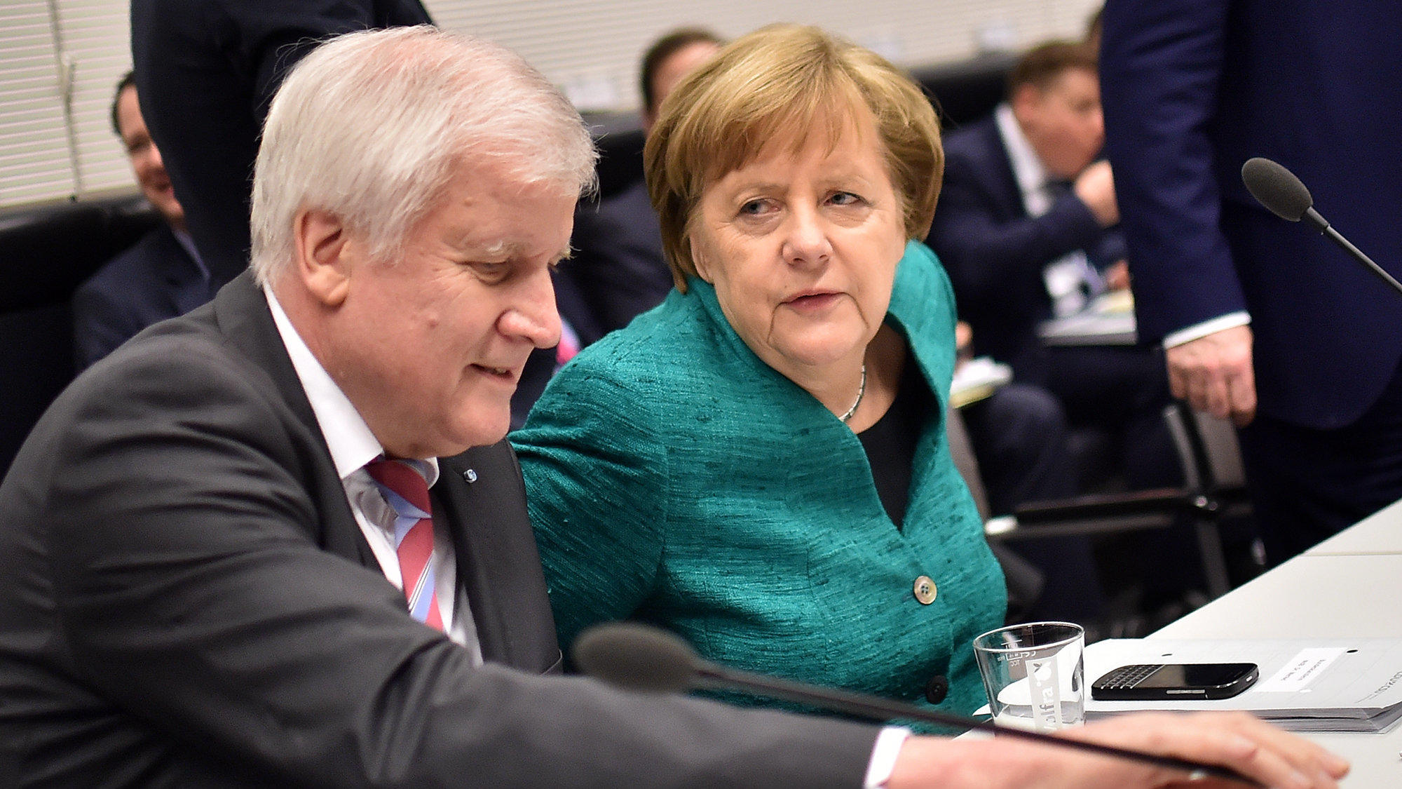 Soli, Spitzensteuersatz & Co.: Das plant die Große Koalition mit Ihrem Geld! 07.02.2018, Berlin: Horst Seehofer, Parteivorsitzender der CSU und Bundeskanzlerin Angela Merkel (CDU) kommen in den Fraktionssaal im Bundestag. Union und SPD haben sich auf die Verteilung der Ministerien verständigt und eine Einigung in den Koalitio