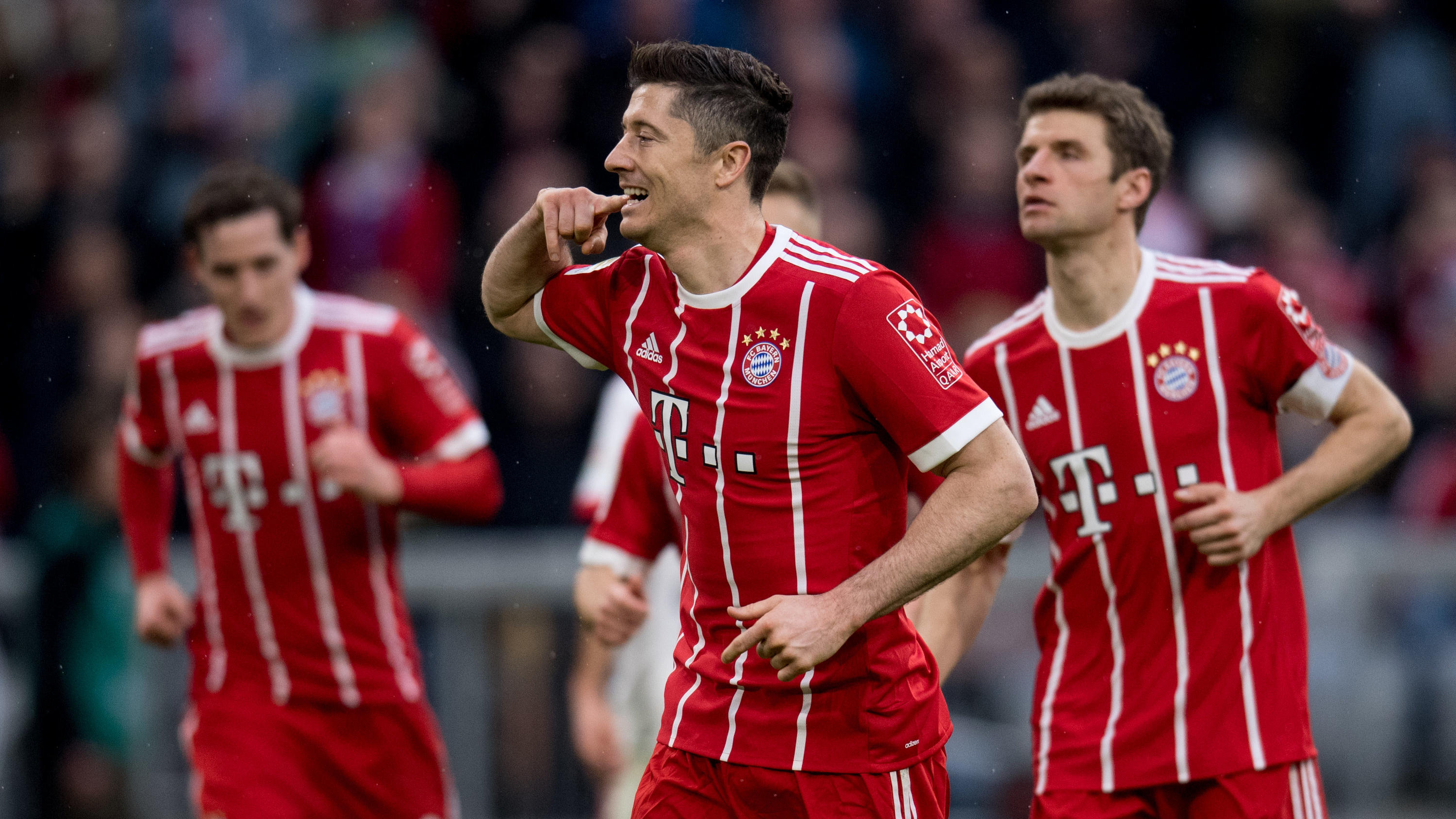 Champions League: FC Bayern erwischt Traumlos fürs Viertelfinale 10.03.2018, Bayern, München: Fußball: Bundesliga, Bayern München - Hamburger SV, 26. Spieltag in der Allianz Arena. Robert Lewandowski (M) jubelt mit Thomas Müller von München über sein Tor zum 6:0. Foto: Sven Hoppe/dpa - WICHTIGER HINWEIS: Aufgrund