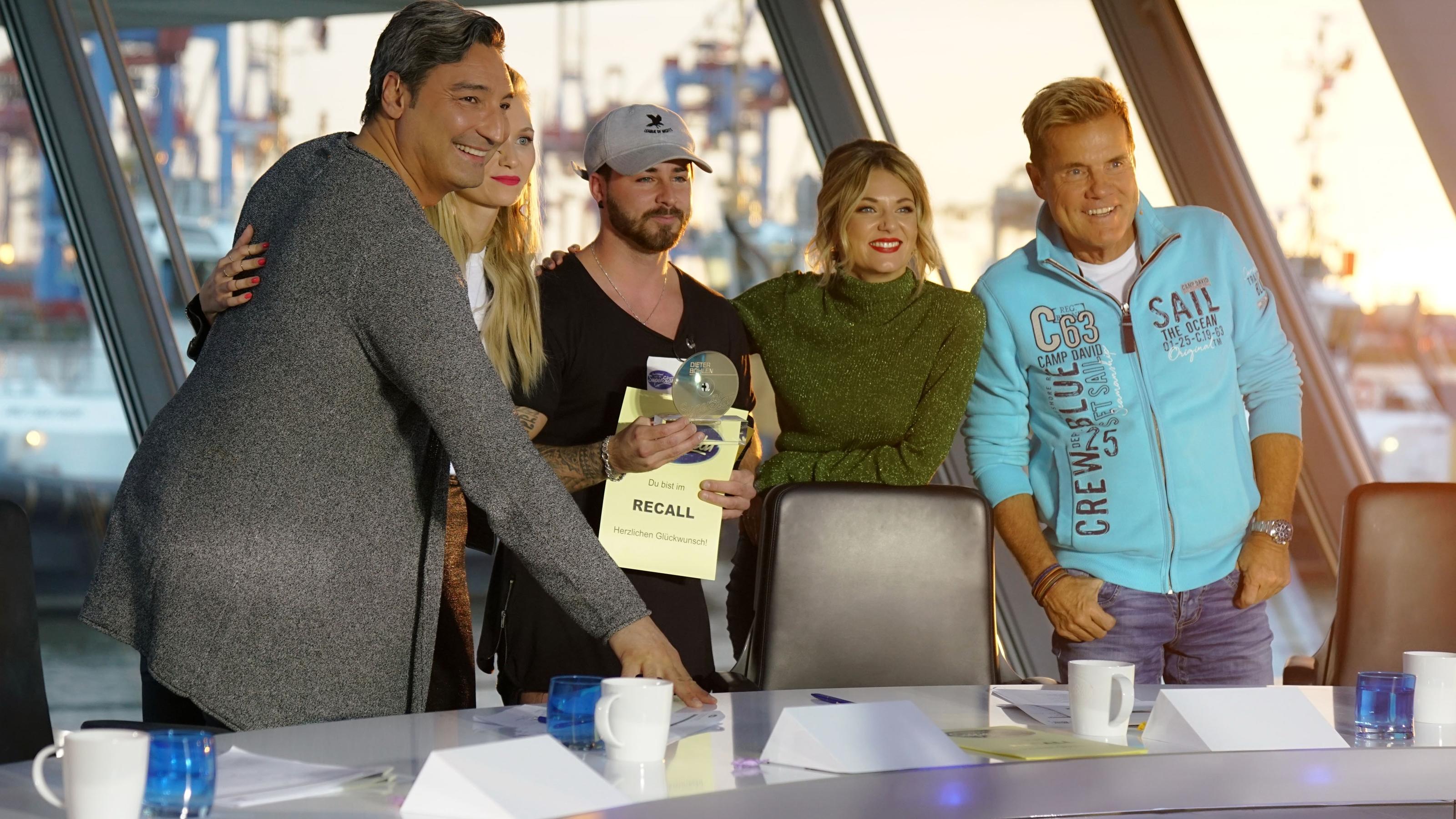 DSDS 2018: Für Michel Truog zückt Dieter Bohlen seine "Goldene CD" Michel Truog (3.v.r.) aus Neftenbach hat von Chefjuror Dieter Bohlen (r.) die "Goldene CD" und ein Ticket zum Recall in Südafrika bekommen. Zum Abschied gibt es noch ein Erinnerungsfoto mit der Jury (v.l.) Mousse T., Carolin Niemczyk und Ella Endlich