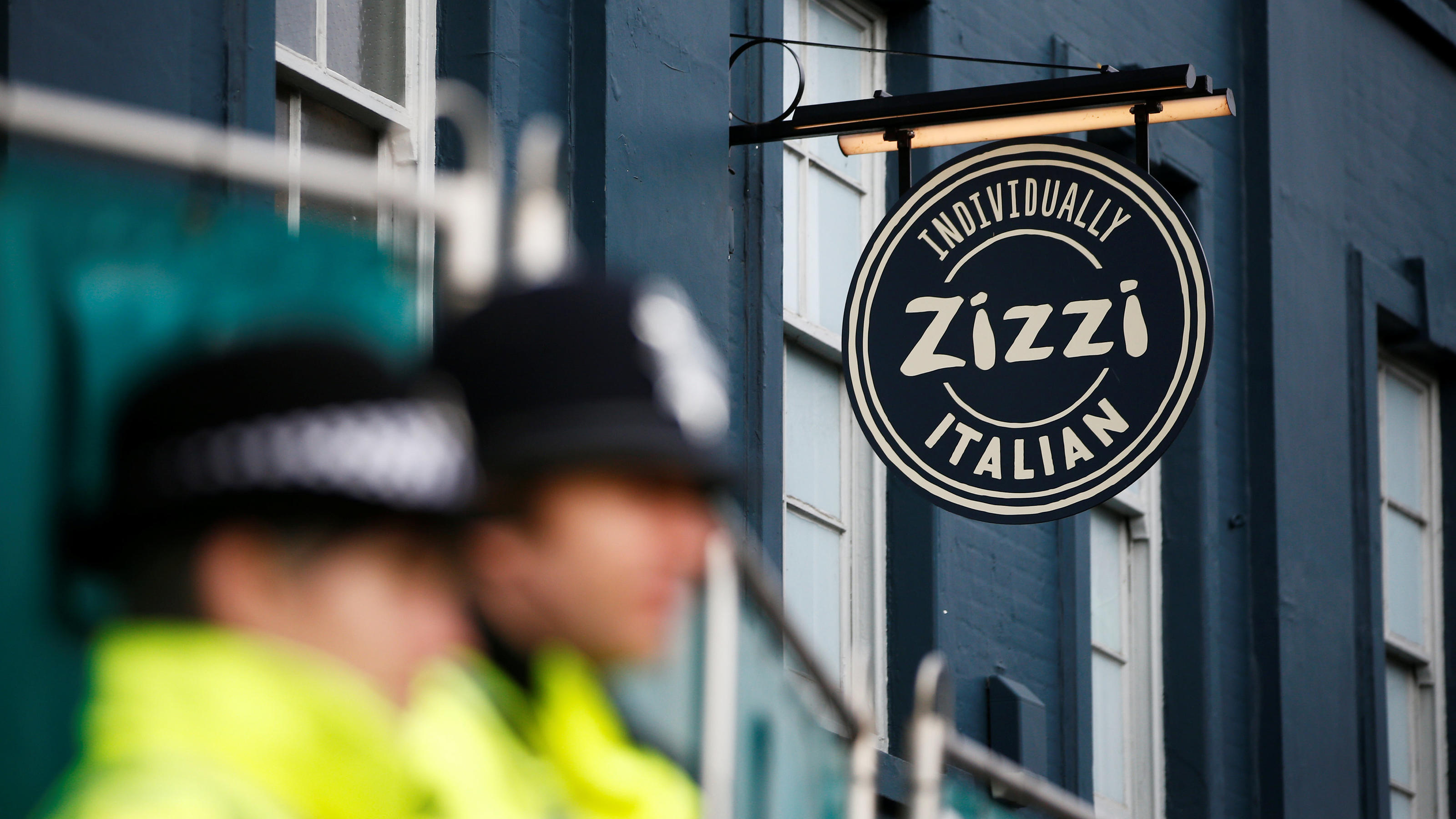 Krise um Nervengas-Anschlag auf Spion Skripal spitzt sich zu Police officers stand on duty outside a restaurant which has been secured as part of the investigation into the poisoning of former Russian inteligence agent Sergei Skripal and his daughter Yulia, in Salisbury, Britain March 11, 2018. REUTERS/Henry N