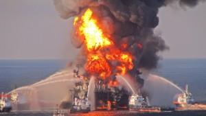 Ölpest: BP erkauft sich Klageverzicht Auslöser der Ölpest war die Explosion und der Untergang der BP-Bohrinsel 'Deepwater Horizon' am 20. April