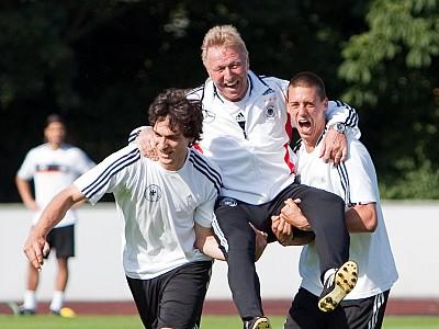 DFB: Aus für Frauen-Bundestrainerin Steffi Jones ARCHIV - Der Trainer der U21 Nationalmannschaft, Horst Hrubesch, wird während einer Trainingseinheit im schwedischen Malmö von seinen Spielern Mats Hummels (l) und Sandro Wagner getragen (Archivfoto vom 27.06.2009). Für Horst Hrubesch gibt es keine A