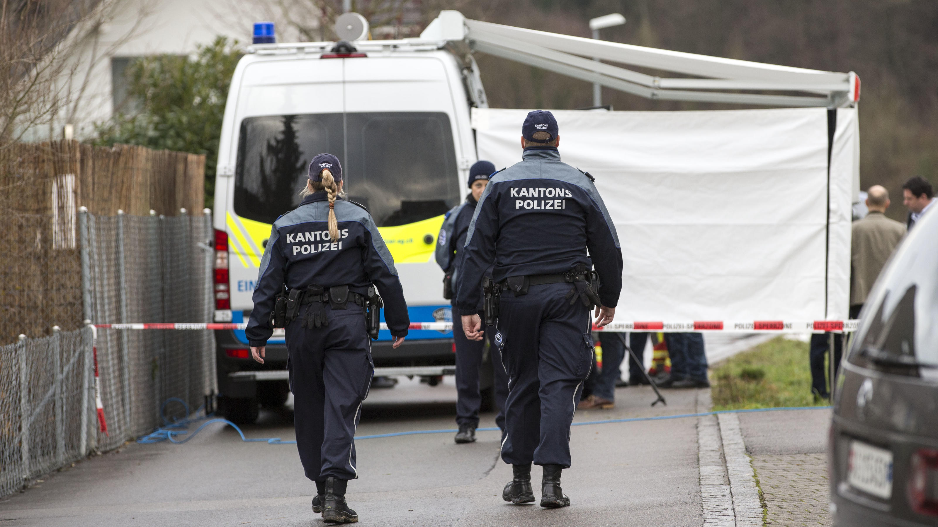 Vierfachmord von Rupperswil: Angeklagter gesteht Morde und Sexverbrechen ohne Reue ZUM PROZESSBEGINN DES VIERFACHMORDES IN RUPPERSWIL STELLEN WIR IHNEN AM DONNERSTAG, 8. MAERZ 2018, FOLGENDES BILDMATERIAL ZUR VERFUEGUNG - Polizisten unterwegs auf der Lenzhardstrasse in Rupperswil AG, wo ein Brand in einer Wohnung in einem Mehrfamil