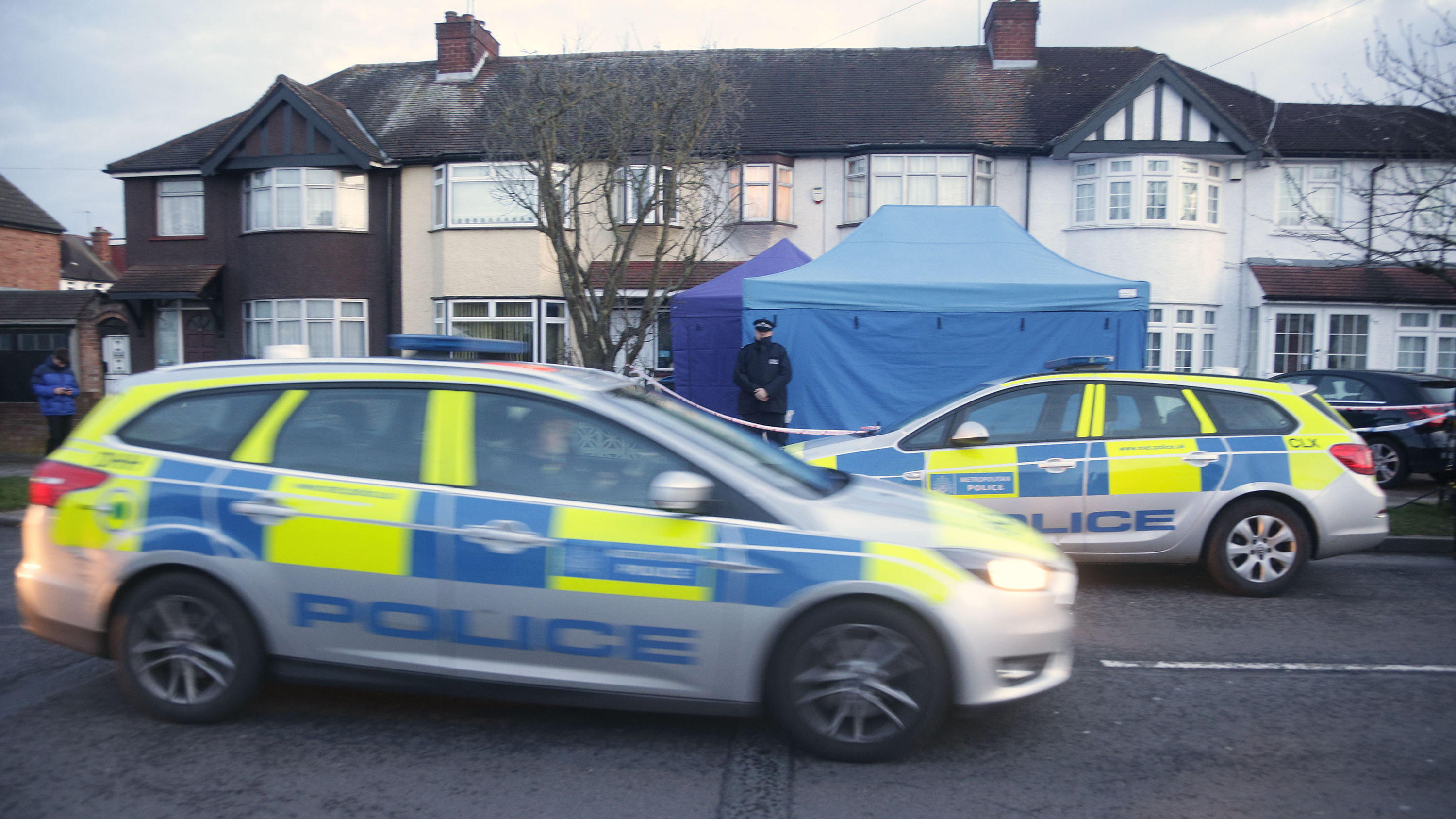 Krise um Nervengas-Anschlag auf Spion Skripal spitzt sich zu 13.03.2018, Großbritannien, London, New Malden: Ein Polizist bewacht ein Wohnhaus in Südwesten von London. Nach Polizeiangaben wird im ungeklärten Todesfall des russischen Geschäftsmanns Nikolai Gluschkow ermittelt. Im Fall Gluschkow sieht die Polize