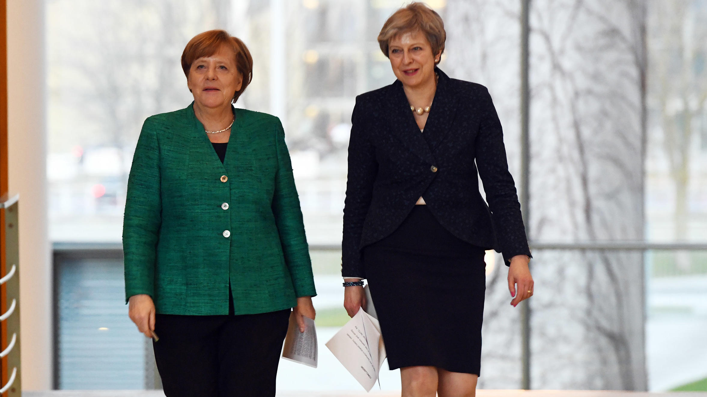 Krise um Nervengas-Anschlag auf Spion Skripal spitzt sich zu 16.02.2018, Berlin: Bundeskanzlerin Angela Merkel (CDU, l) und Großbritanniens Premierministerin Theresa May kommen zu einer gemeinsamen Pressekonferenz nach einem Gespräch im Kanzleramt. Foto: Maurizio Gambarini/dpa +++ dpa-Bildfunk +++